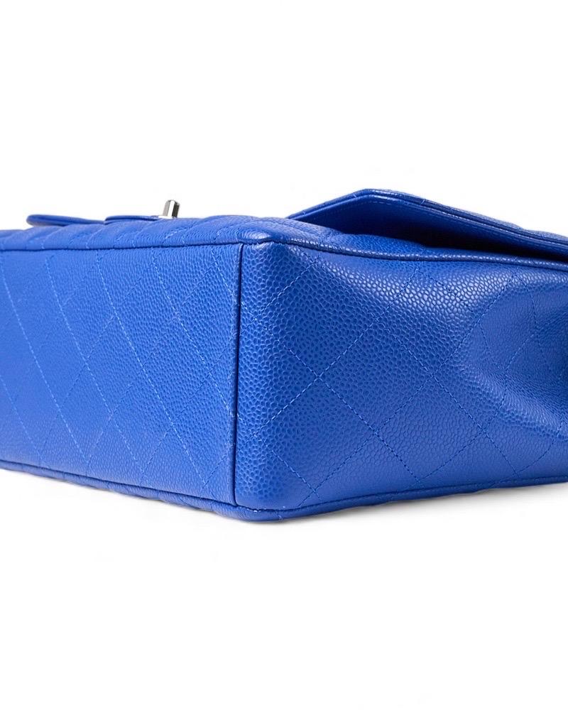 Chanel Maxi Jumbo Timeless Caviar Blu Elettrico en vente 3