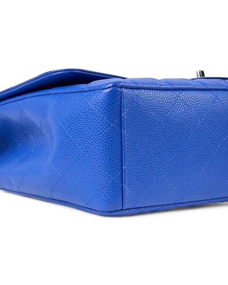 Chanel Maxi Jumbo Timeless Caviar Blu Elettrico en vente 4