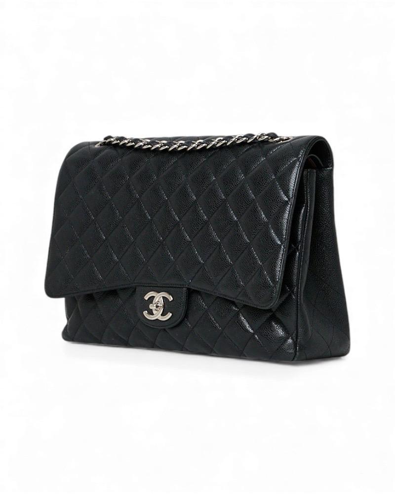 Borsa firmata Chanel, linea Timeless, modello Double Flap nella misura maxi jumbo, realizzata in pelle caviar nera con hardware argento. Doté d'une double patte, une interne avec chiusura a bottone et une externe avec chiusura a girello con classico