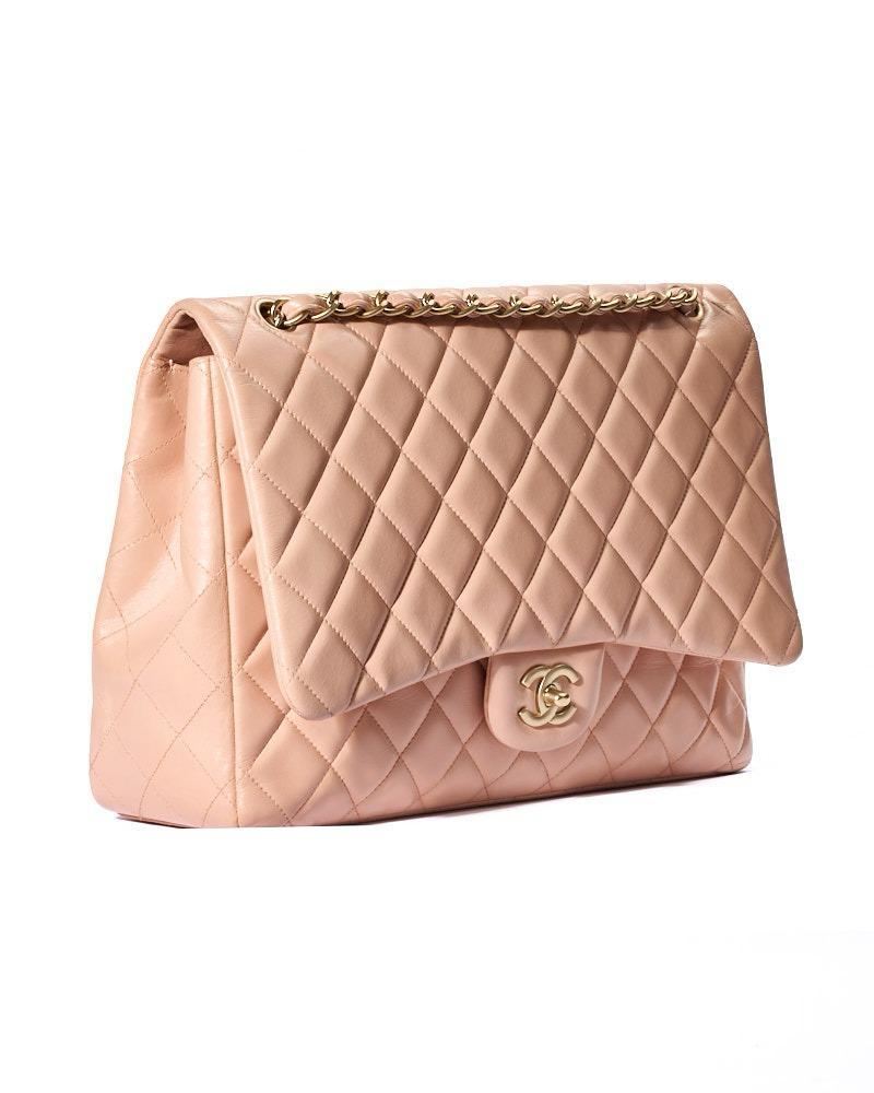 Borsa firmata Chanel, linea Timeless, modello Maxi Jumbo, realizzata in pelle liscia nella colorazione rosa blush con hardware dorati. a borsa presenta una patta con chiusura a girello e il classico logo “CC”, un’icona distintiva del marchio.