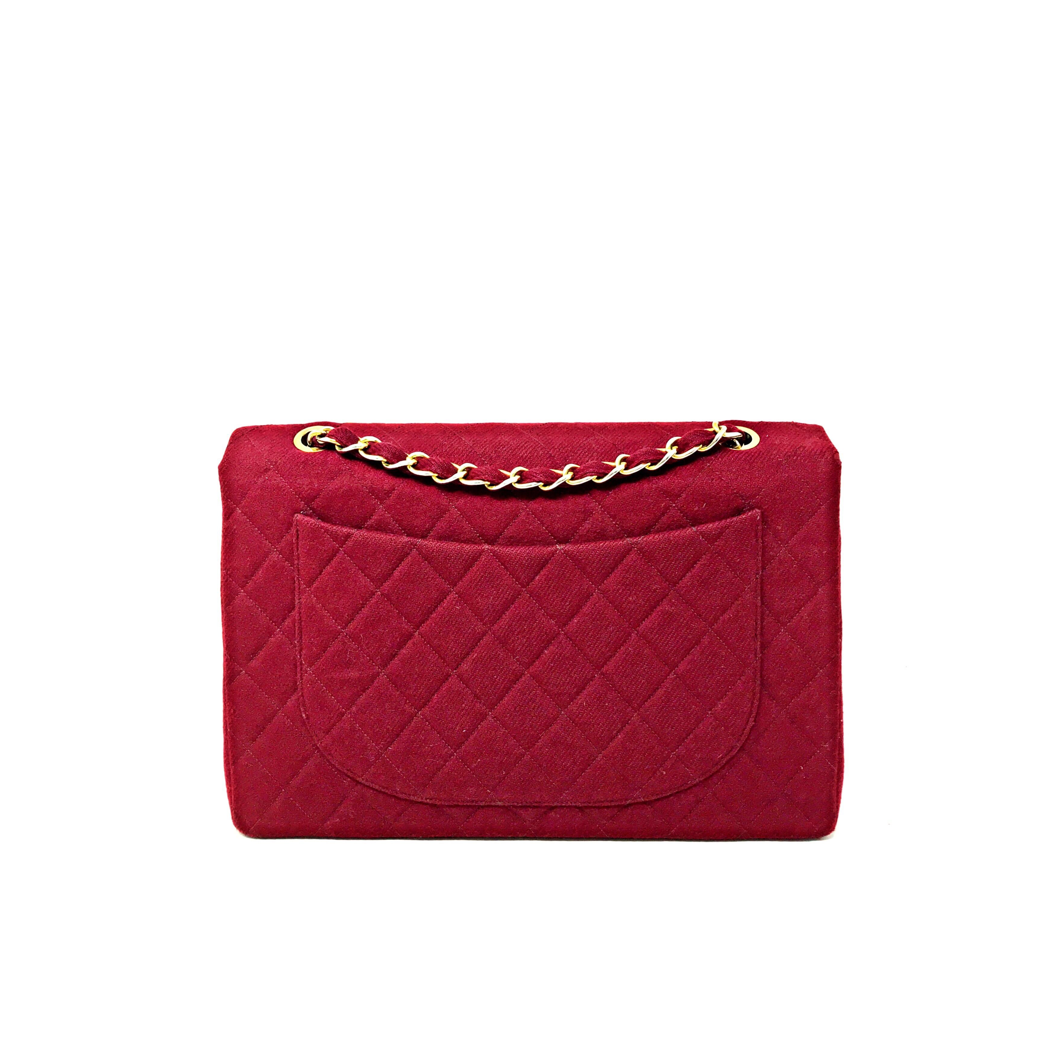 Chanel Maxi Jumbo Vintage in felt bordeaux. 
Hdw Gold, is not complete with card and internal code. It is carried on the shoulder.
Very Good condition. 
Dimensions 34 x 24 x 10 cm. 