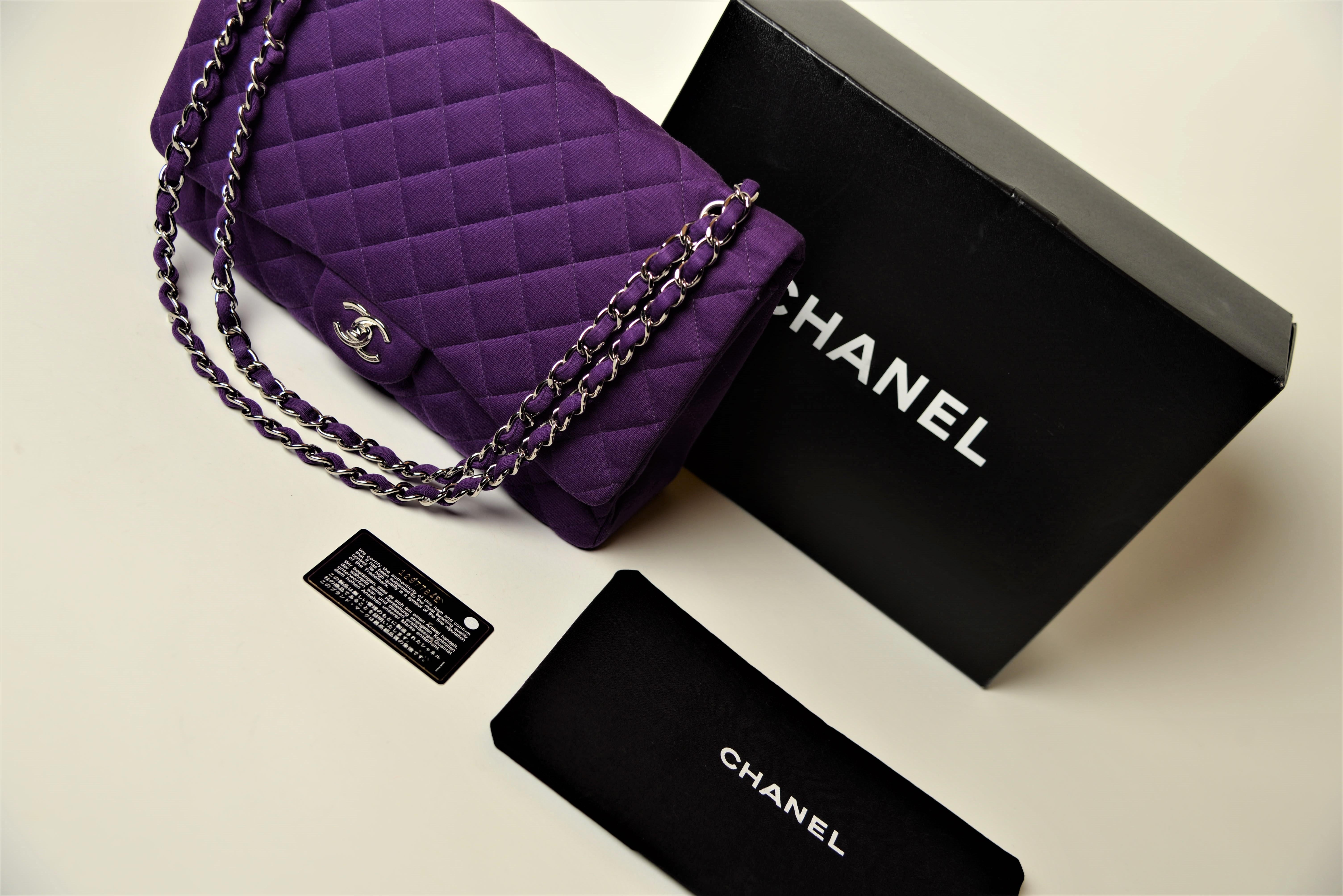 From the collection of SAVINETI we offer this Chanel Maxi Flap Jersey:
-	Brand: Chanel
-	Model: Maxi Flap Bag
-	Year: 2008-2009
-	Code: 12977842
-	Condition: Very Good
-	Materials: Jersey fabric & silver-tone hardware
-	Extras: Full-Set (Chanel box,