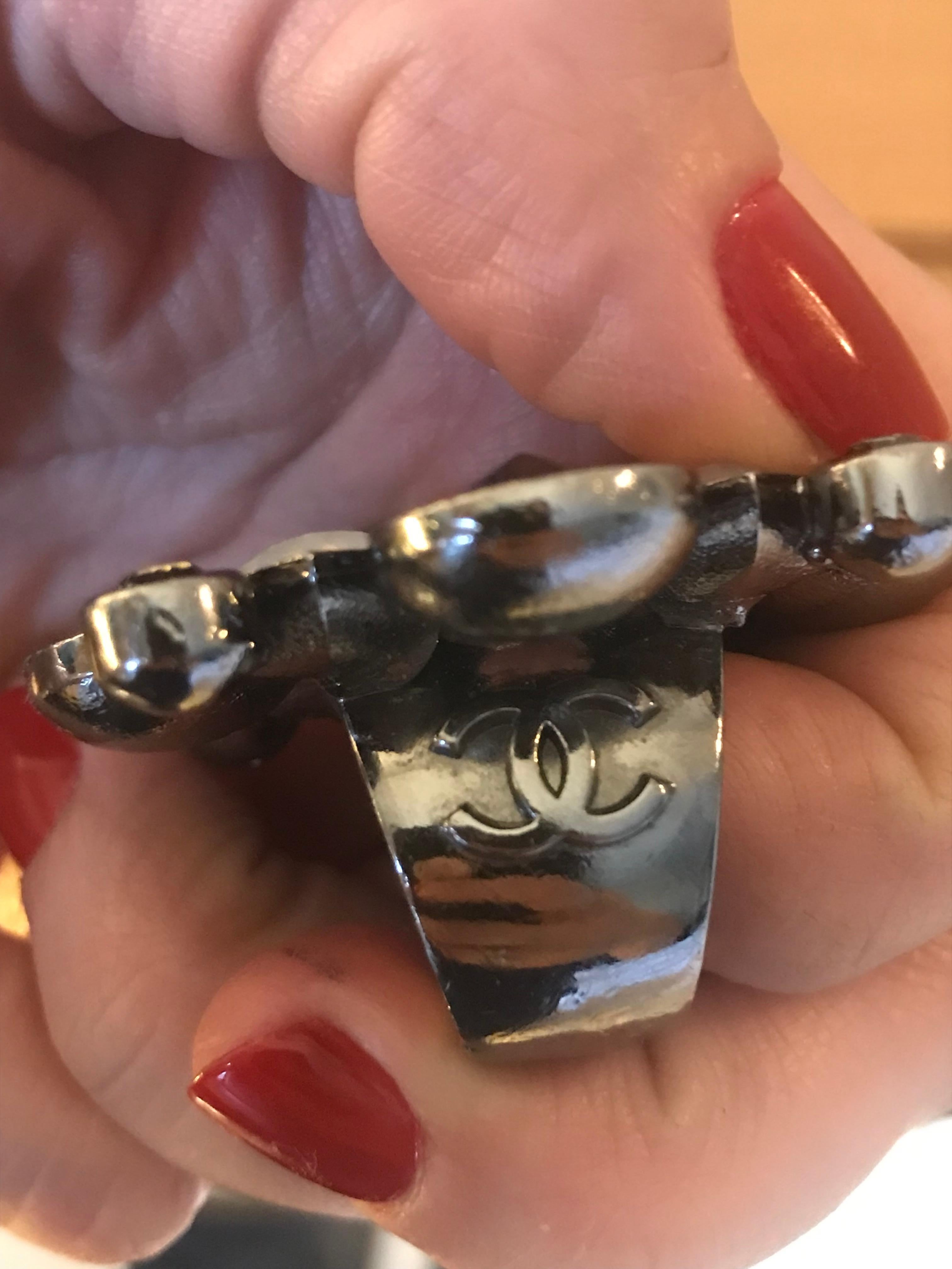maxi anillo chanel. simplemente precioso. Tiene mucho efecto. Está en muy buen estado sólo una piedra un poco menos brillante. para ver la foto. taille 55.