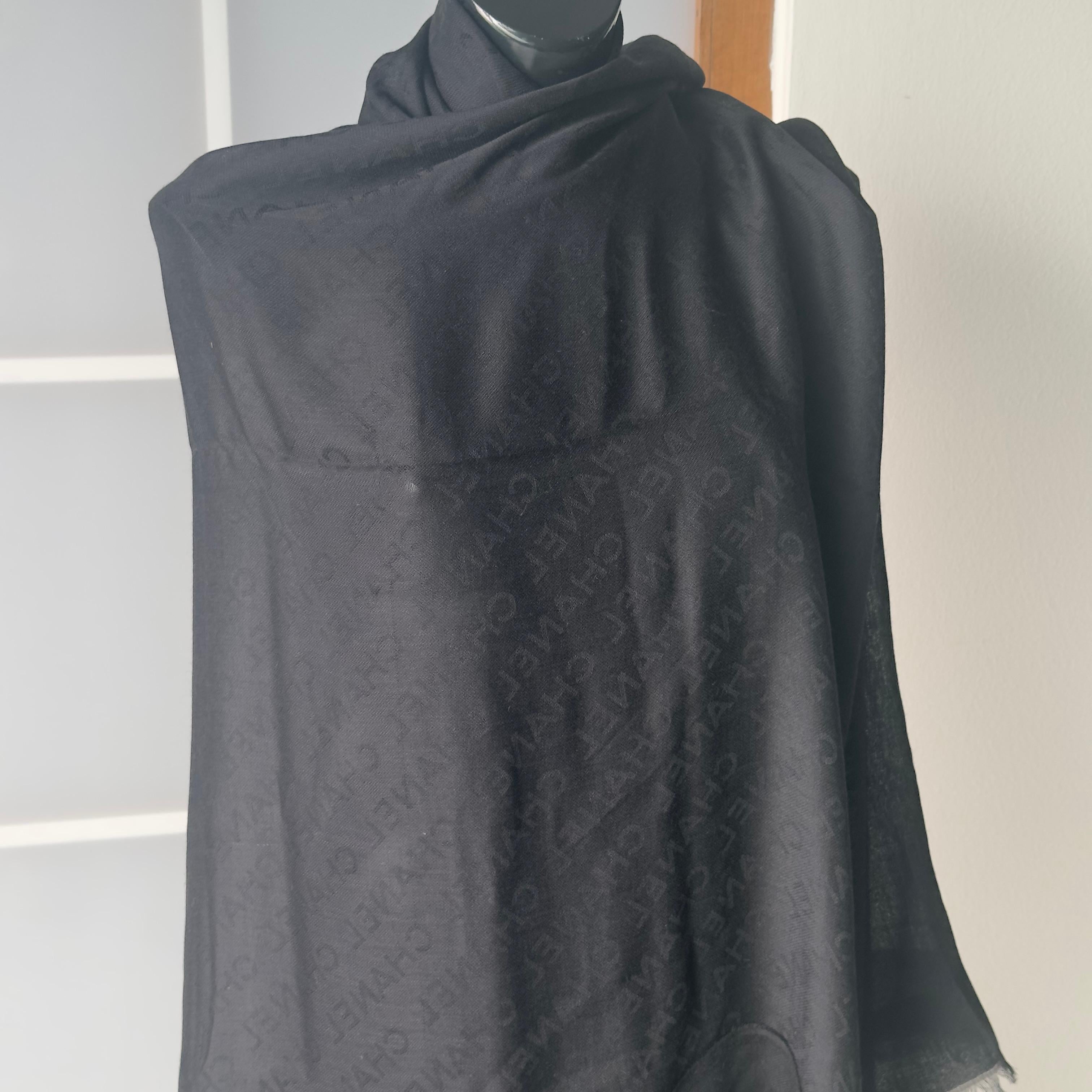 Chanel Negro Seda y Cachemira Maxi Stole con Ton sur Ton Logo, como nuevo en venta 5
