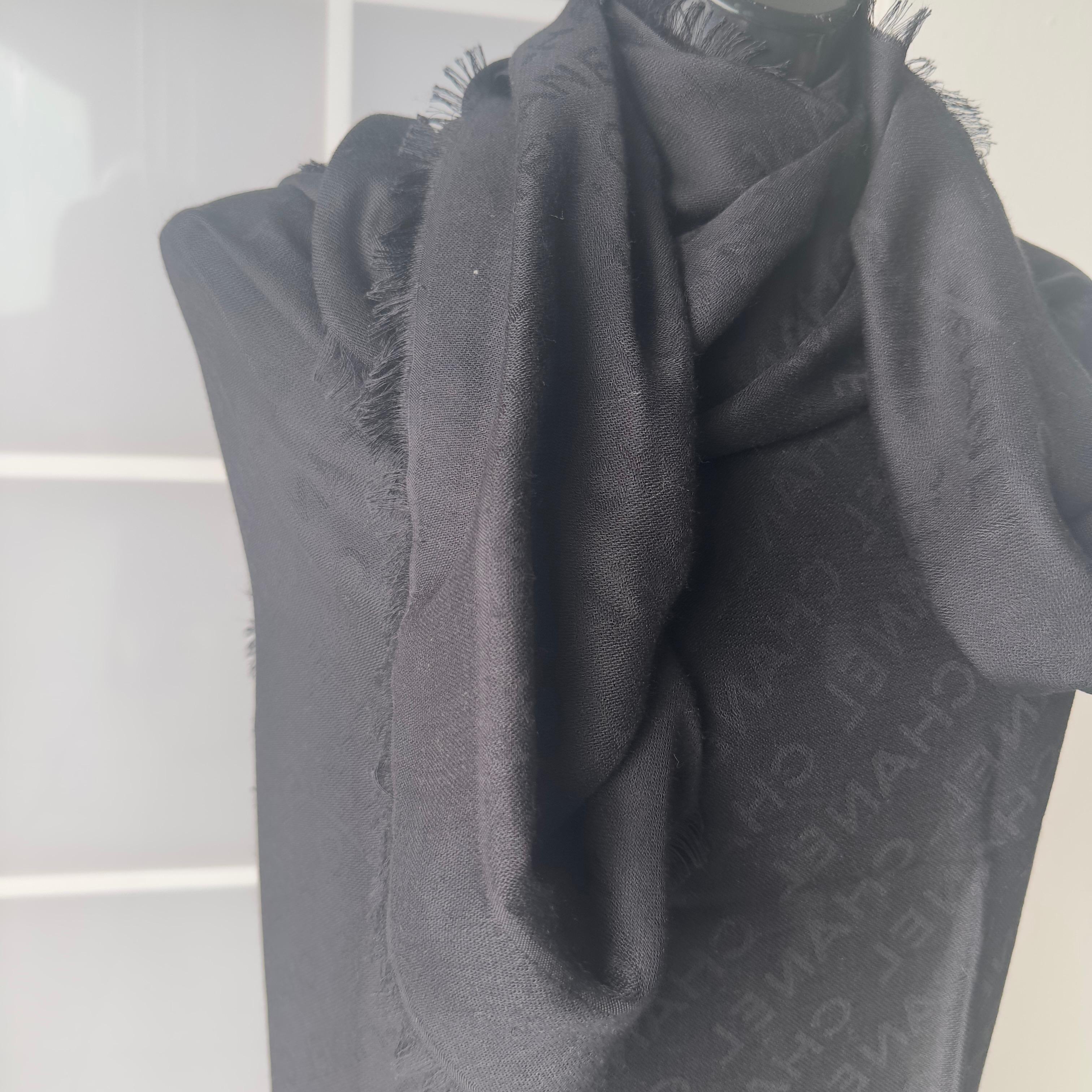 Chanel Negro Seda y Cachemira Maxi Stole con Ton sur Ton Logo, como nuevo en venta 6
