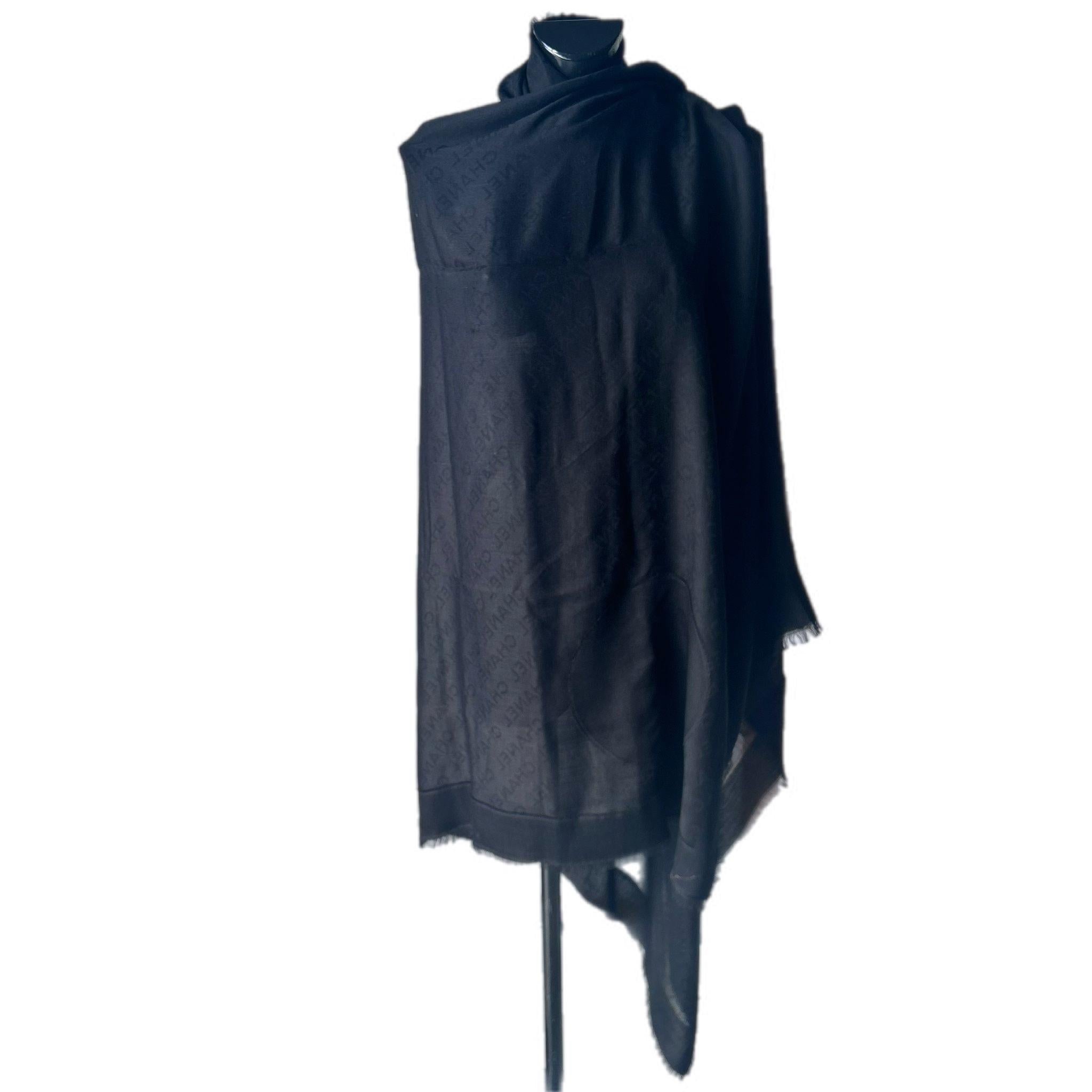 Chanel Negro Seda y Cachemira Maxi Stole con Ton sur Ton Logo, como nuevo Black en venta