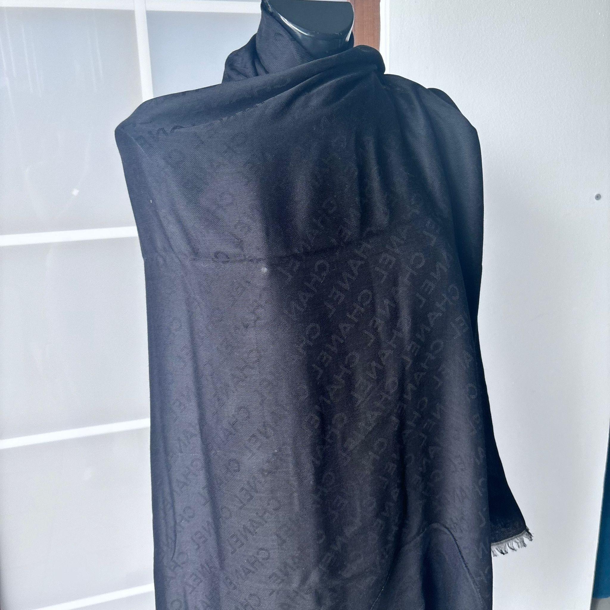 Chanel Negro Seda y Cachemira Maxi Stole con Ton sur Ton Logo, como nuevo en Excelente estado para la venta en Basaluzzo, IT
