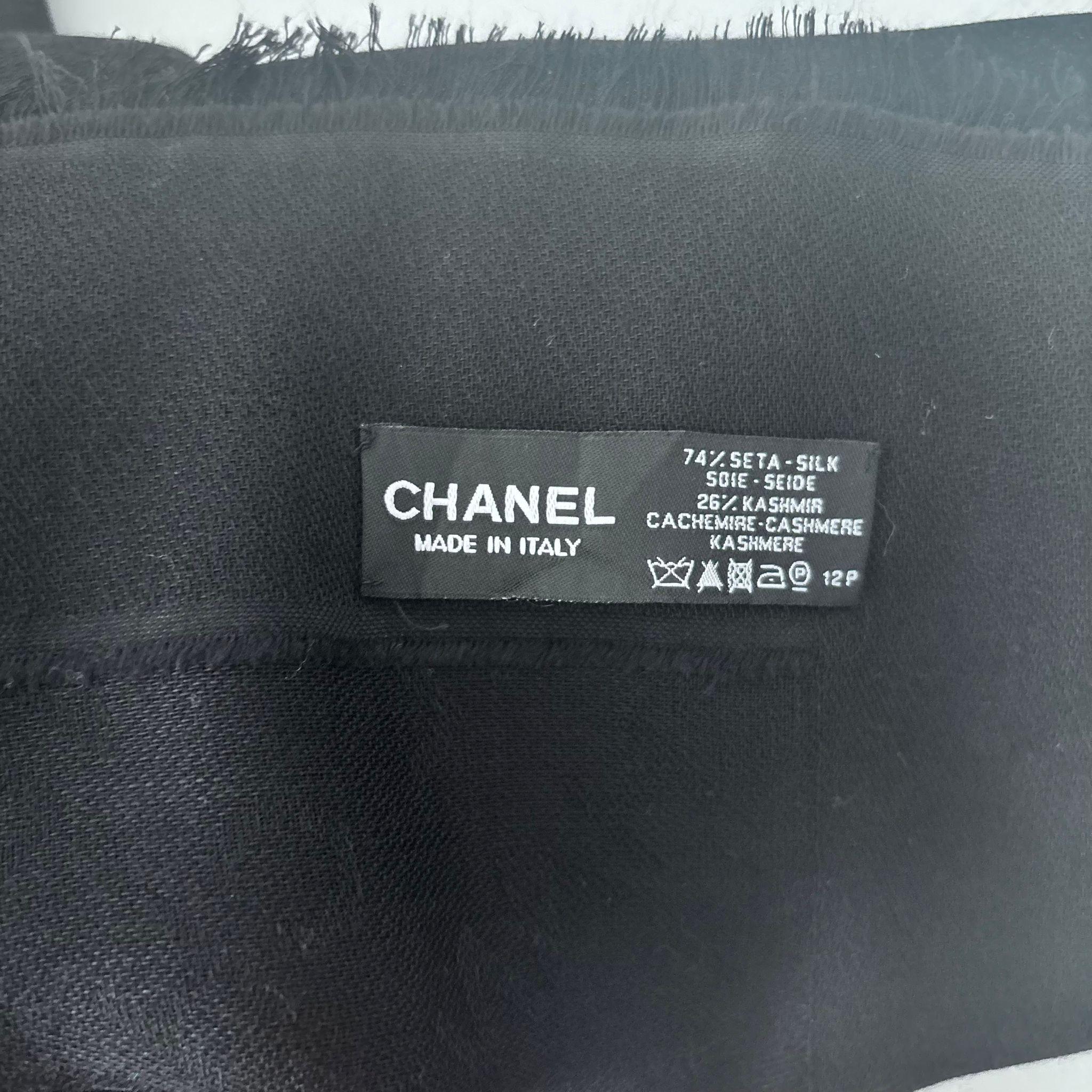 Femenino o masculino Chanel Negro Seda y Cachemira Maxi Stole con Ton sur Ton Logo, como nuevo en venta