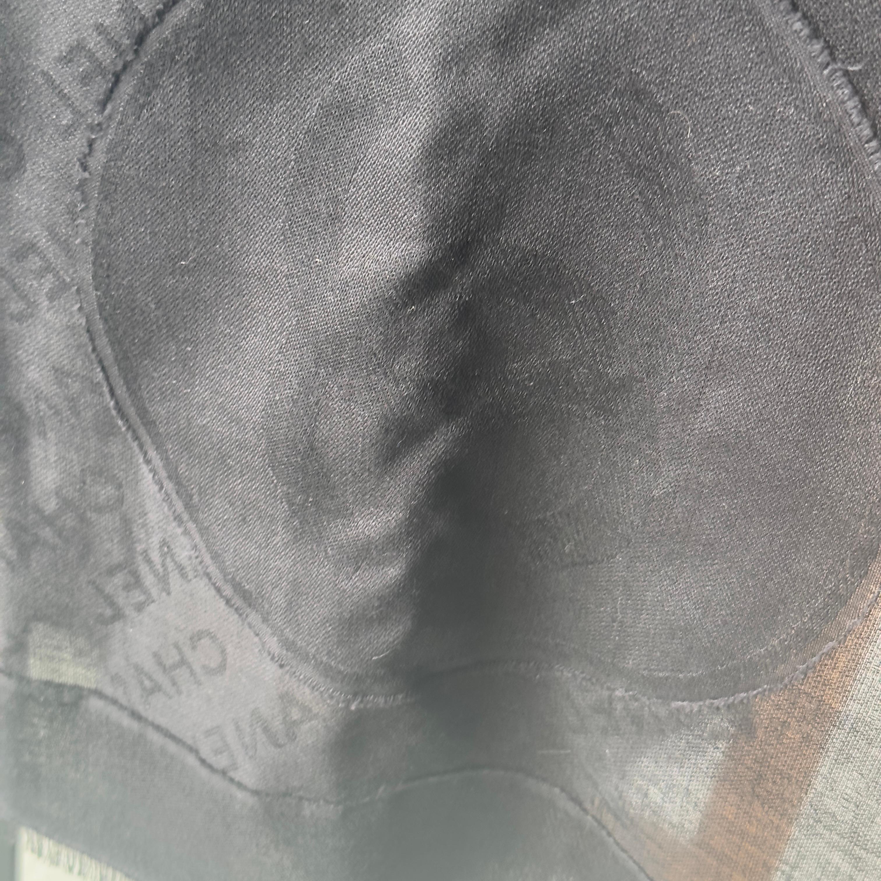 Chanel Negro Seda y Cachemira Maxi Stole con Ton sur Ton Logo, como nuevo en venta 1