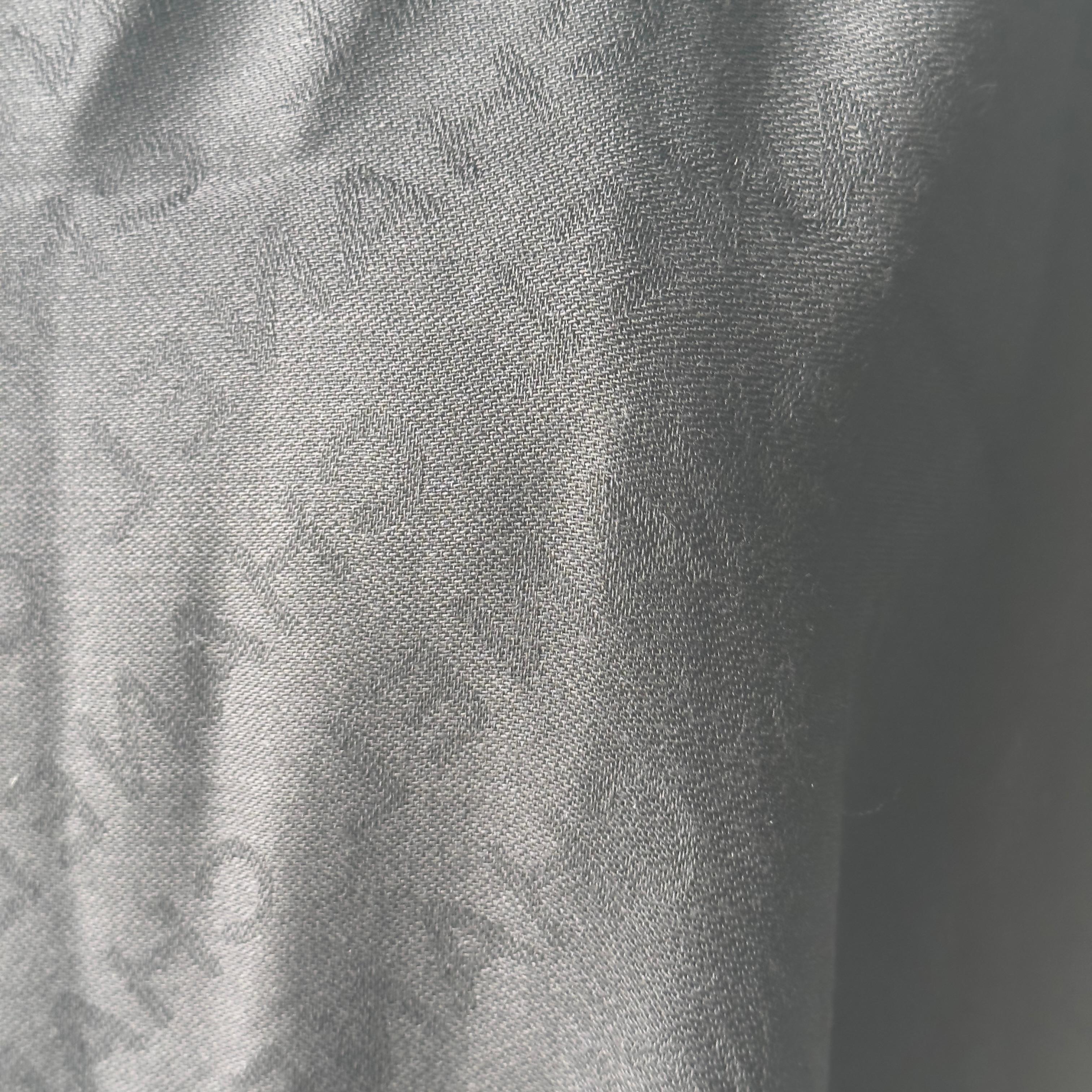 Chanel Negro Seda y Cachemira Maxi Stole con Ton sur Ton Logo, como nuevo en venta 2