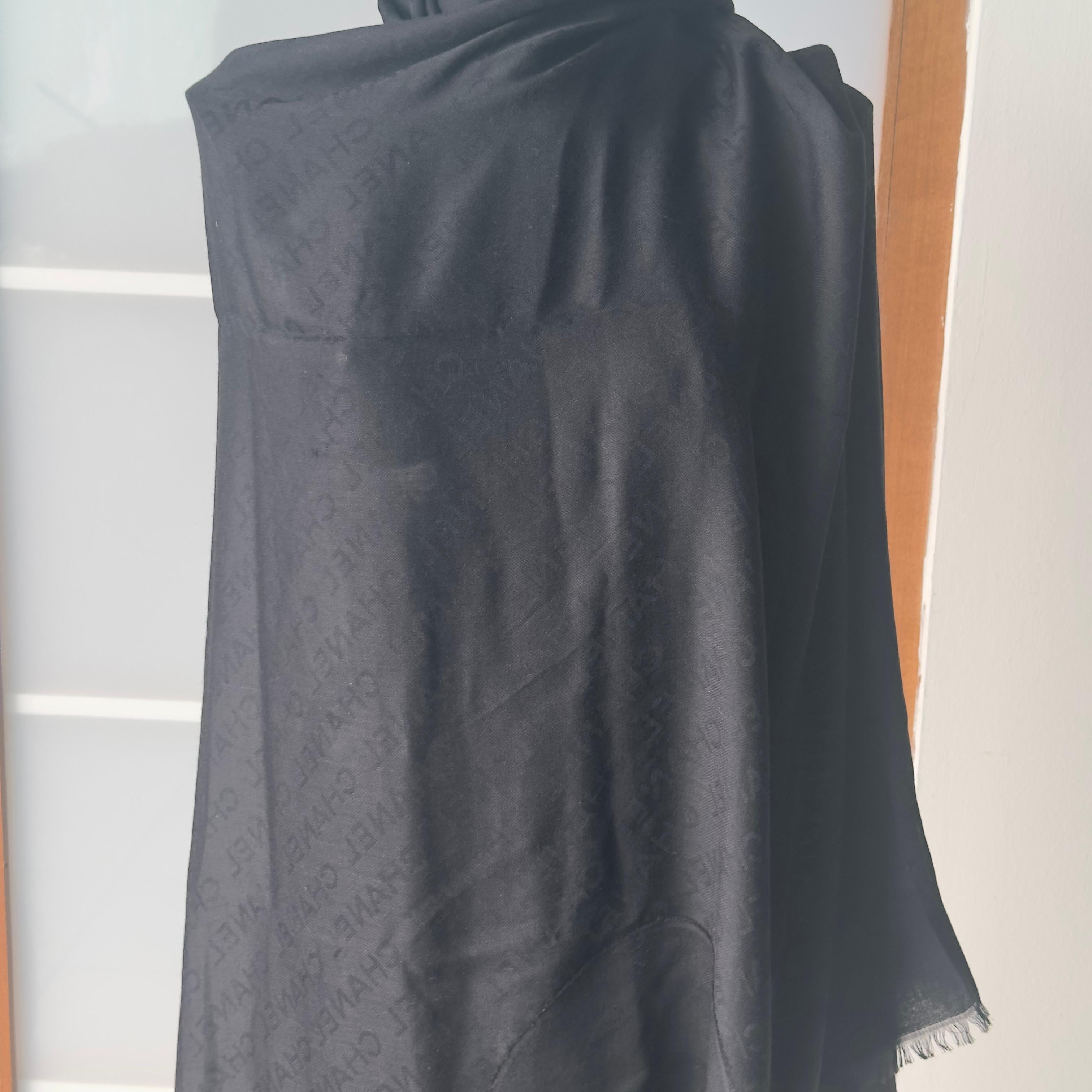 Chanel Negro Seda y Cachemira Maxi Stole con Ton sur Ton Logo, como nuevo en venta 3
