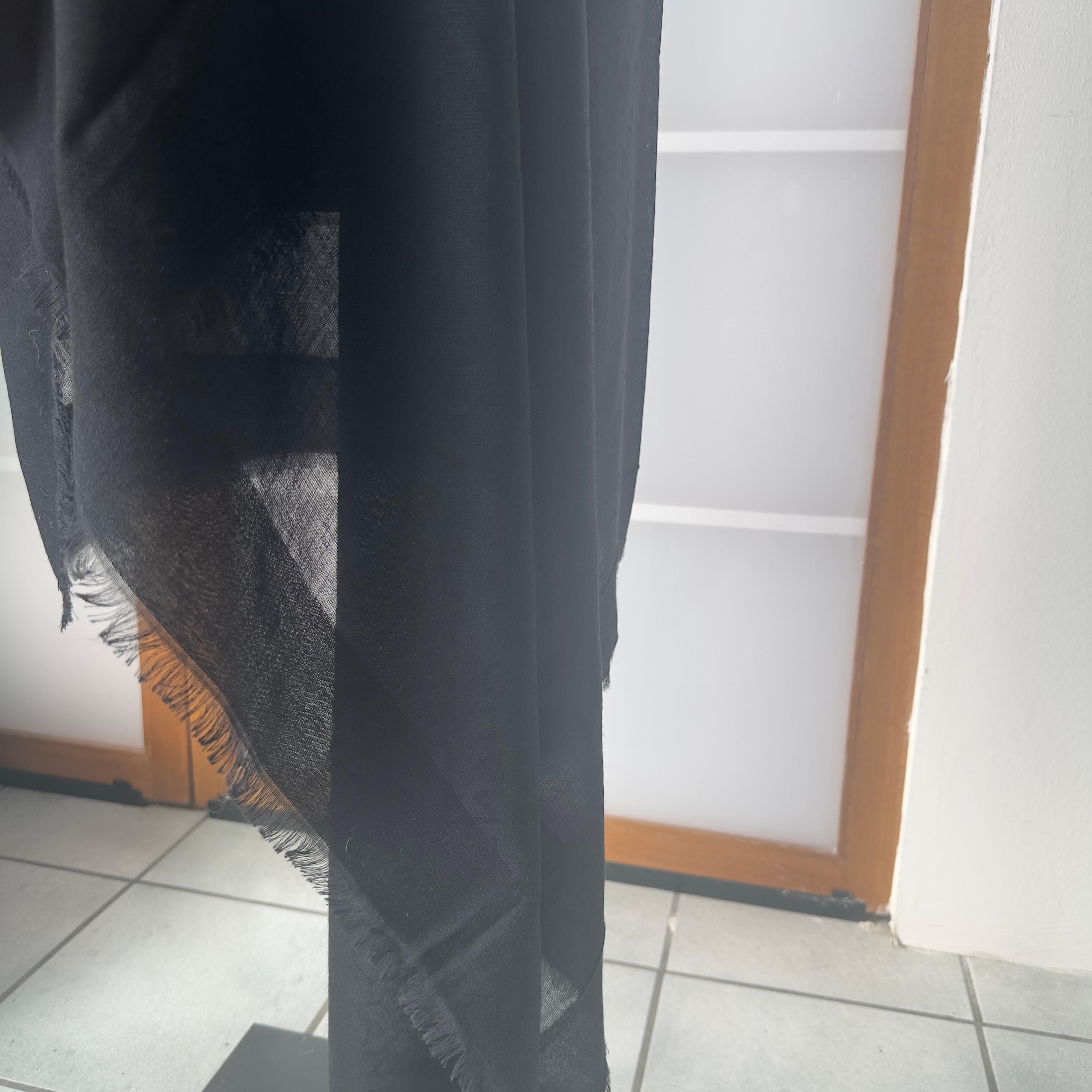 Chanel Negro Seda y Cachemira Maxi Stole con Ton sur Ton Logo, como nuevo en venta 4