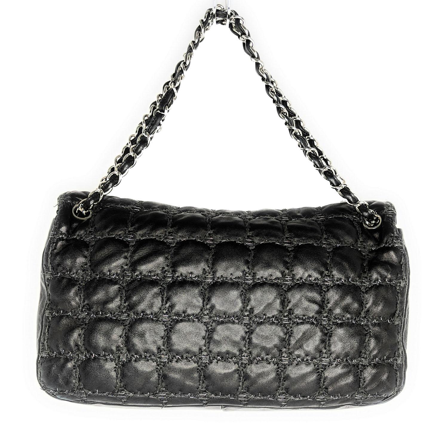 Chanel Maxi Tweed Double Stitch Flap Tasche aus schwarzem gestepptem Leder mit silberfarbenen Beschlägen:: doppeltem:: konvertierbarem Schulterriemen aus Leder und Kettengliedern:: grauem Satinfutter:: drei Taschen an den Innenwänden:: eine mit