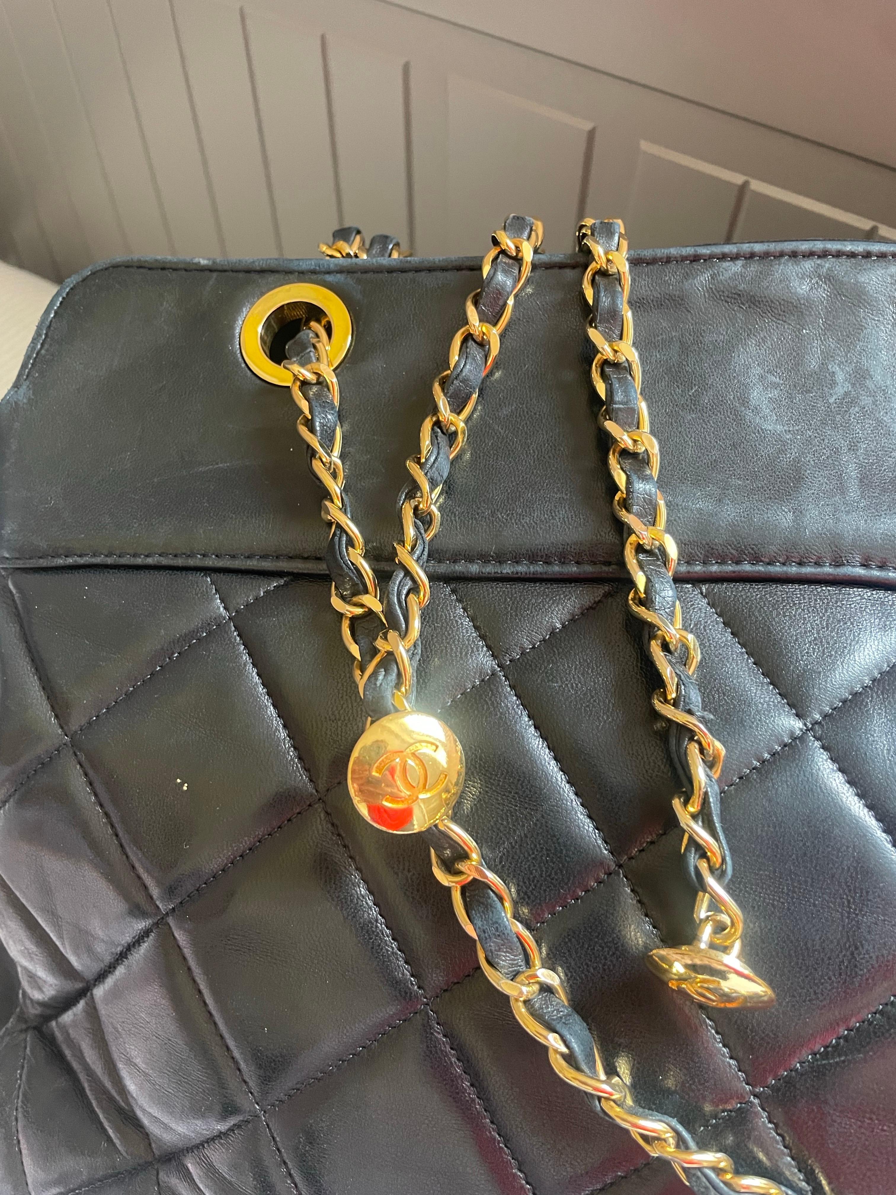 Maxi bolso de compras acolchado de piel CHANEL. De época, pero se conserva en buen estado. Algunas huellas exteriores. Buen estado interior. Bonitas asas de cuero y cadenas. Dimensiones 37x28x9x5