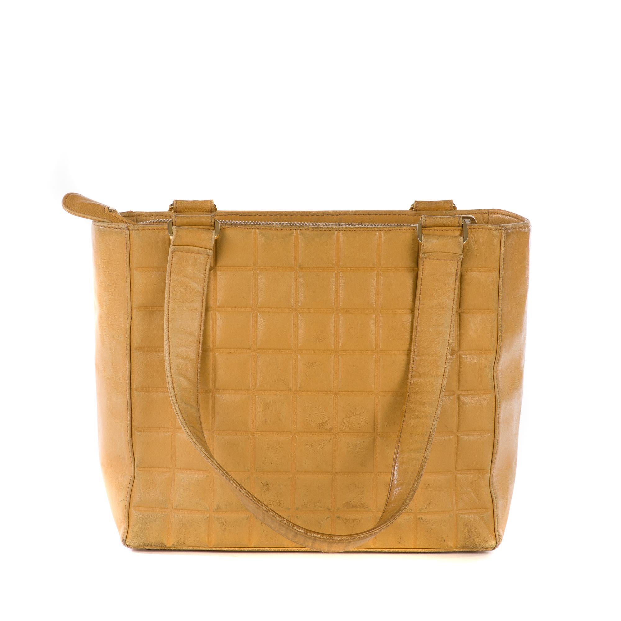 Classic handbag Chanel Medaillon - Bag in beige quilted lamb leather, gold hardware, beige leather double handle for hand or shoulder carry.

A zipper closure.
Beige leather lining, zipped pocket.
Signature: 