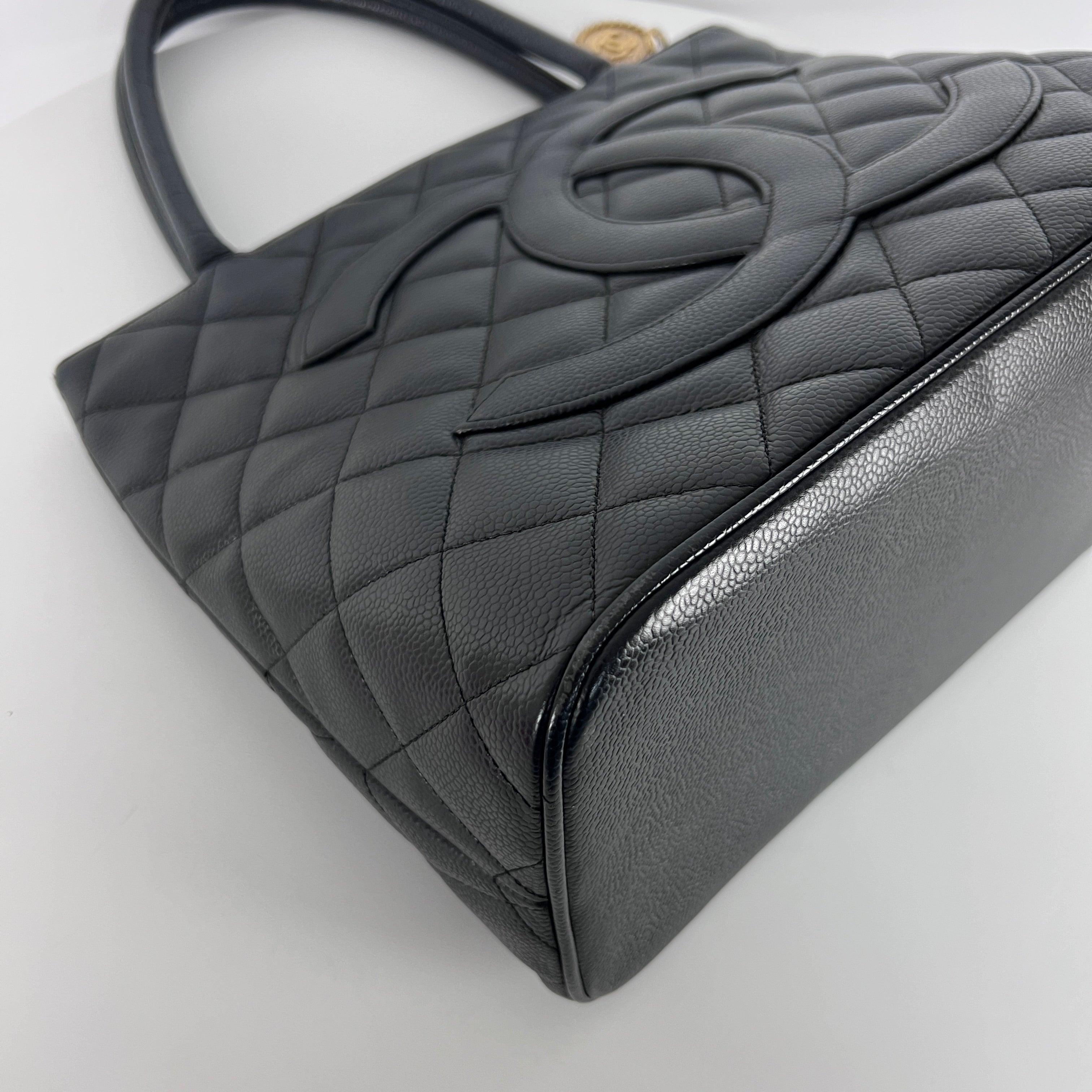 CHANEL Fourre-tout Medaillon Cuir Caviar Noir 2005-2006 en vente 5
