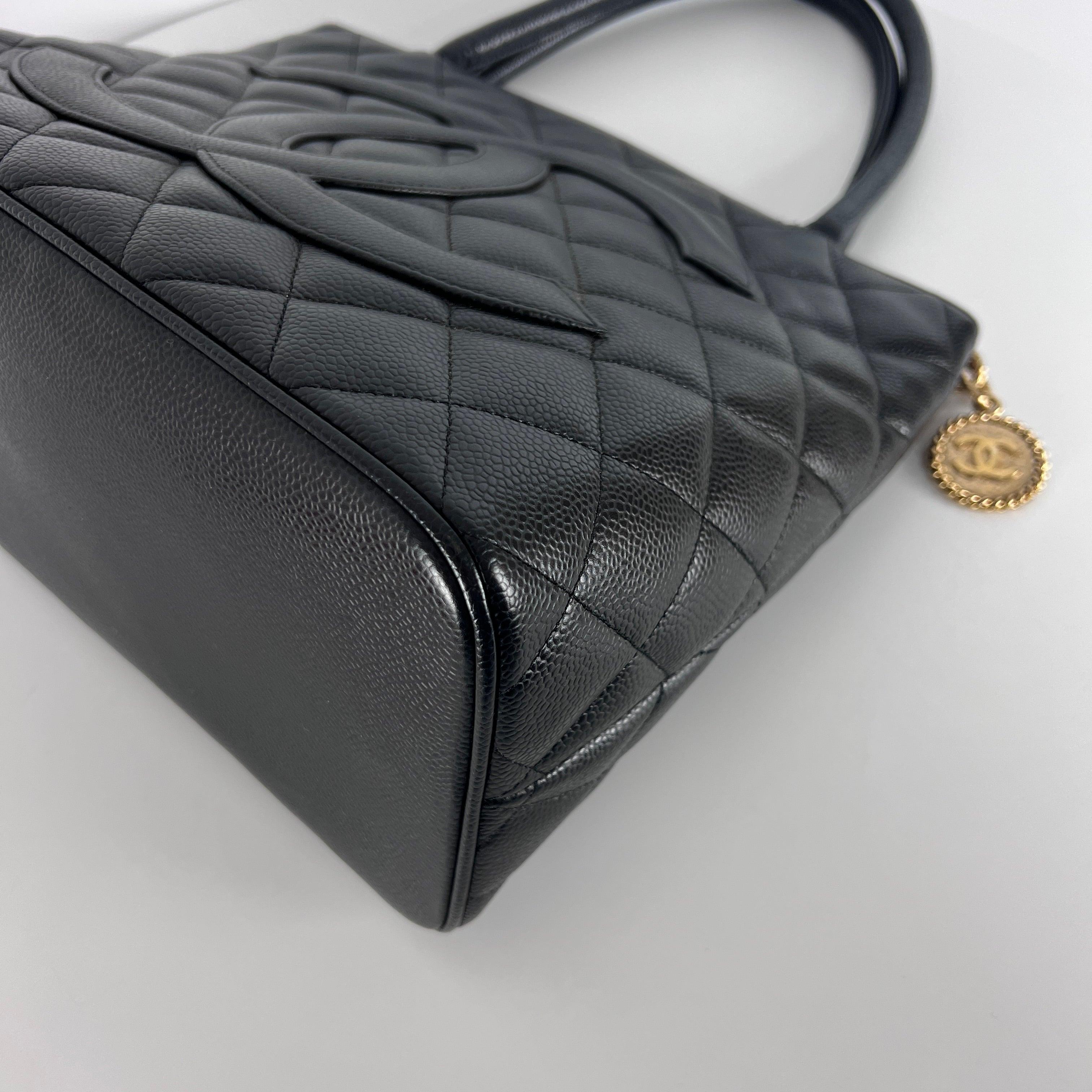 CHANEL Fourre-tout Medaillon Cuir Caviar Noir 2005-2006 en vente 6