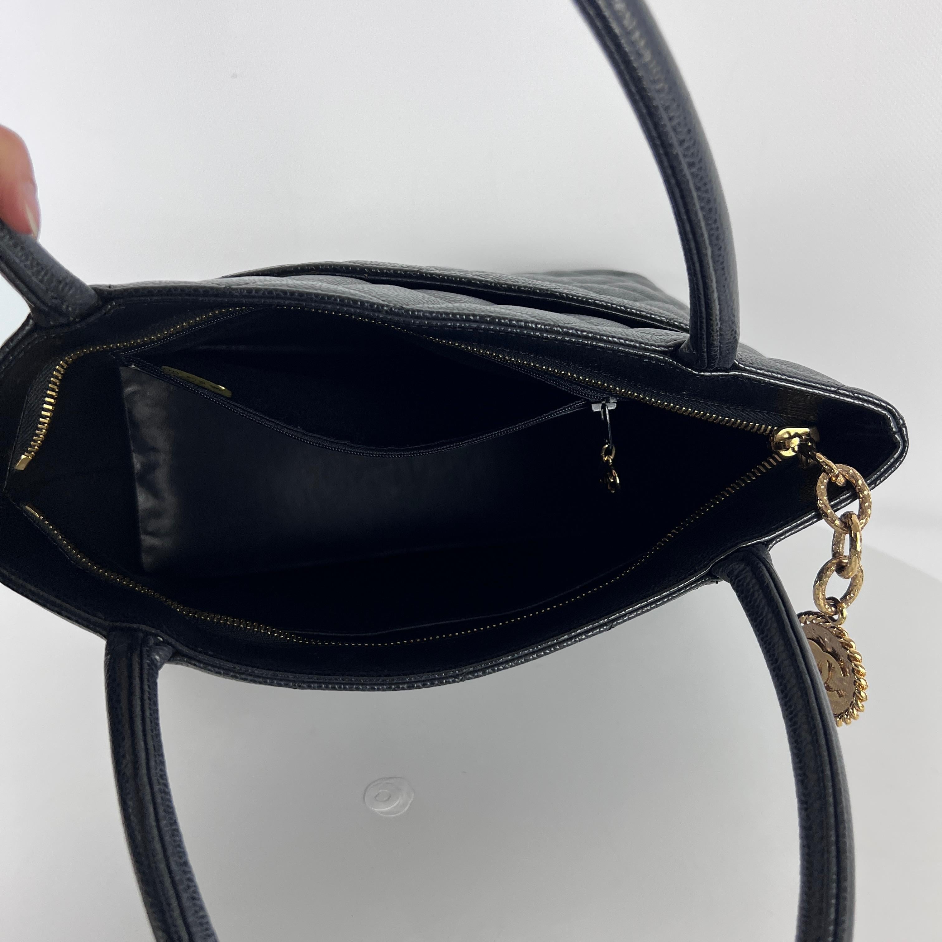 CHANEL Fourre-tout Medaillon Cuir Caviar Noir 2005-2006 en vente 7