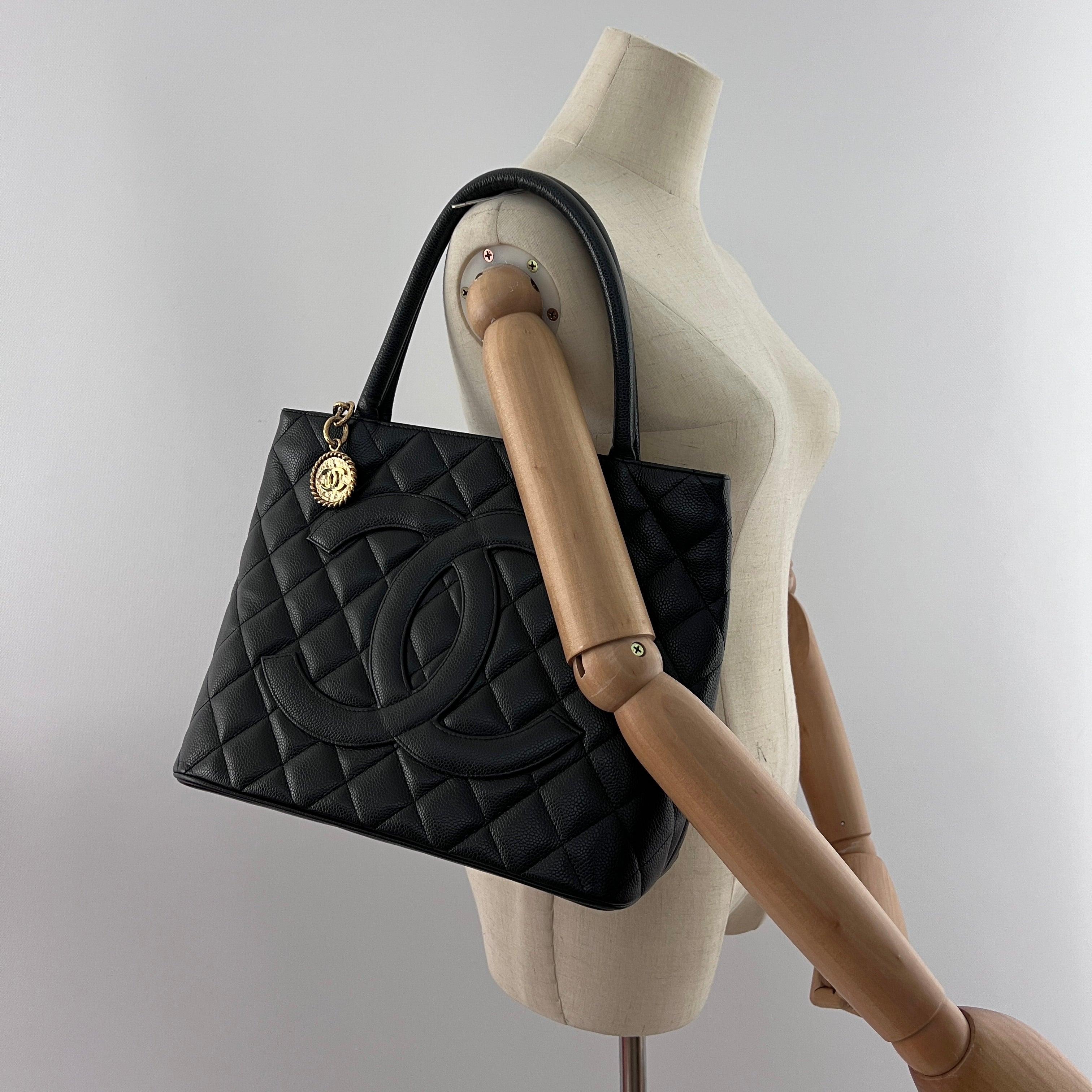 CHANEL Fourre-tout Medaillon Cuir Caviar Noir 2005-2006 Excellent état - En vente à SAINT-OUEN-SUR-SEINE, FR