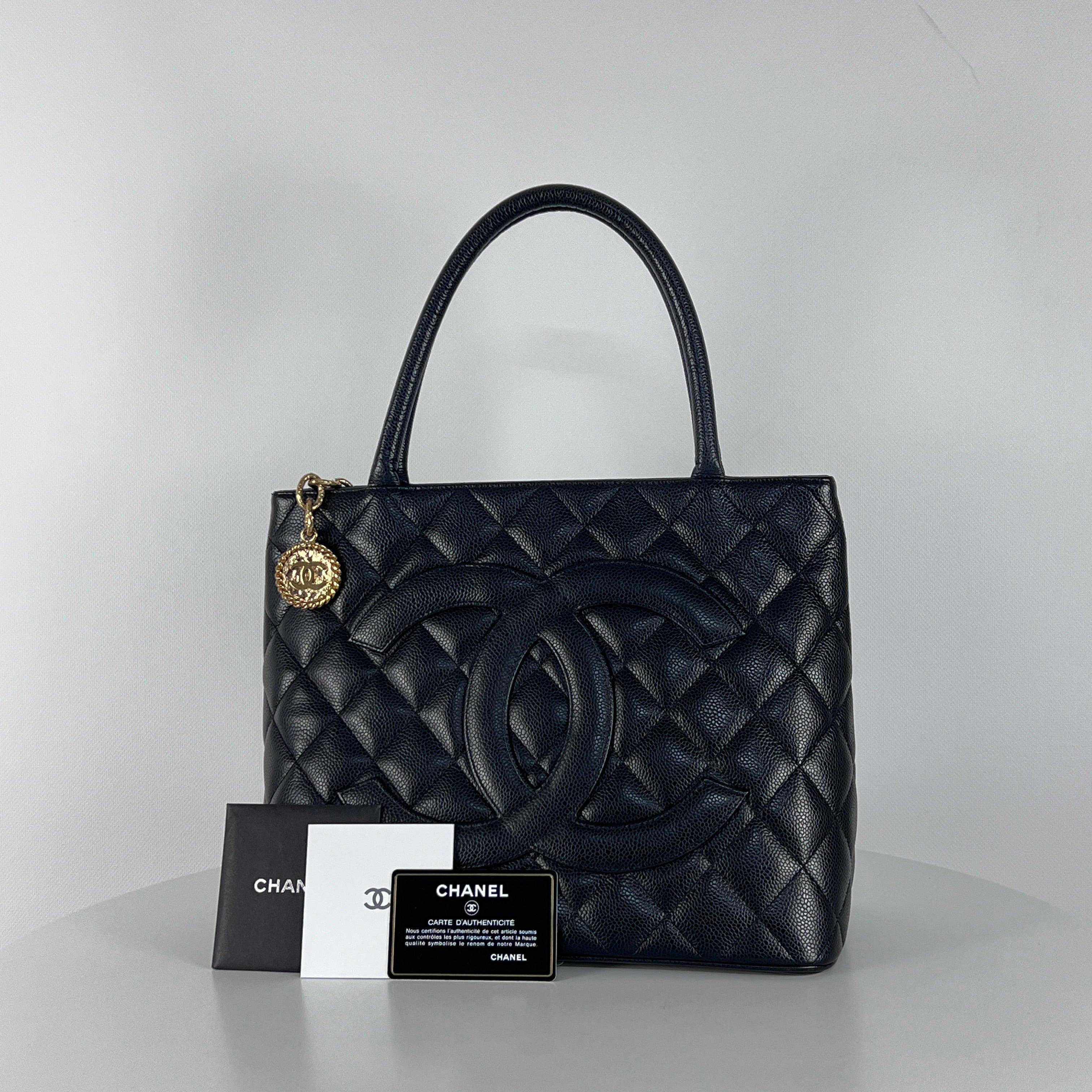 CHANEL Fourre-tout Medaillon Cuir Caviar Noir 2005-2006 Unisexe en vente