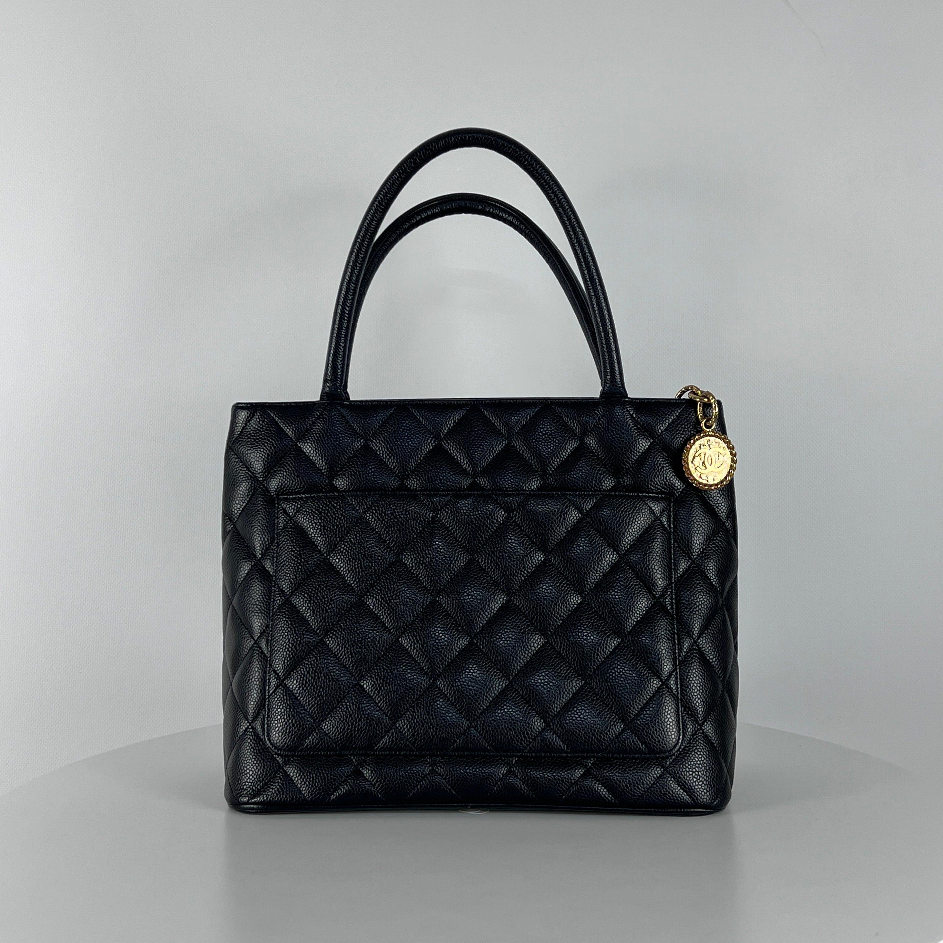 CHANEL Fourre-tout Medaillon Cuir Caviar Noir 2005-2006 en vente 1