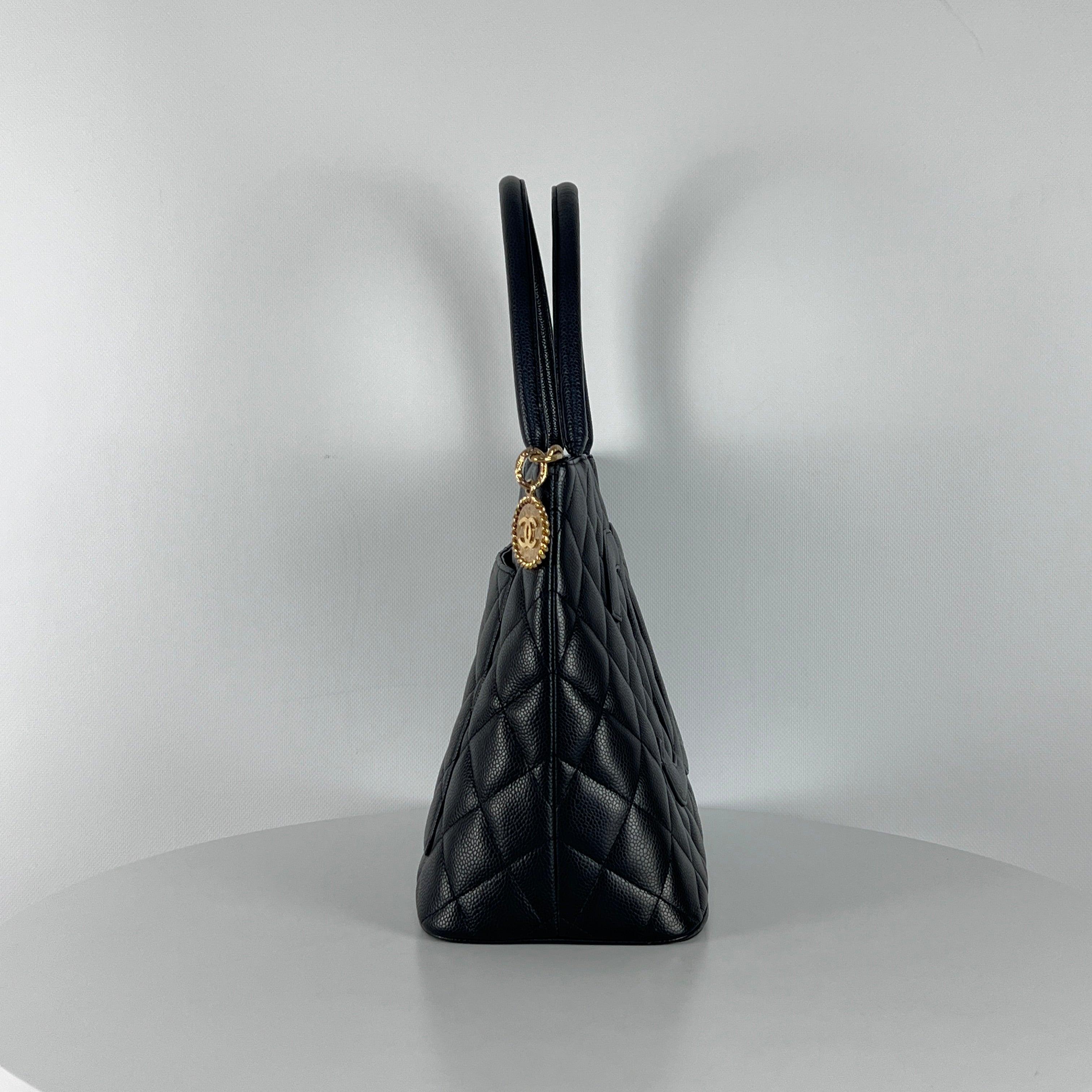 CHANEL Fourre-tout Medaillon Cuir Caviar Noir 2005-2006 en vente 2