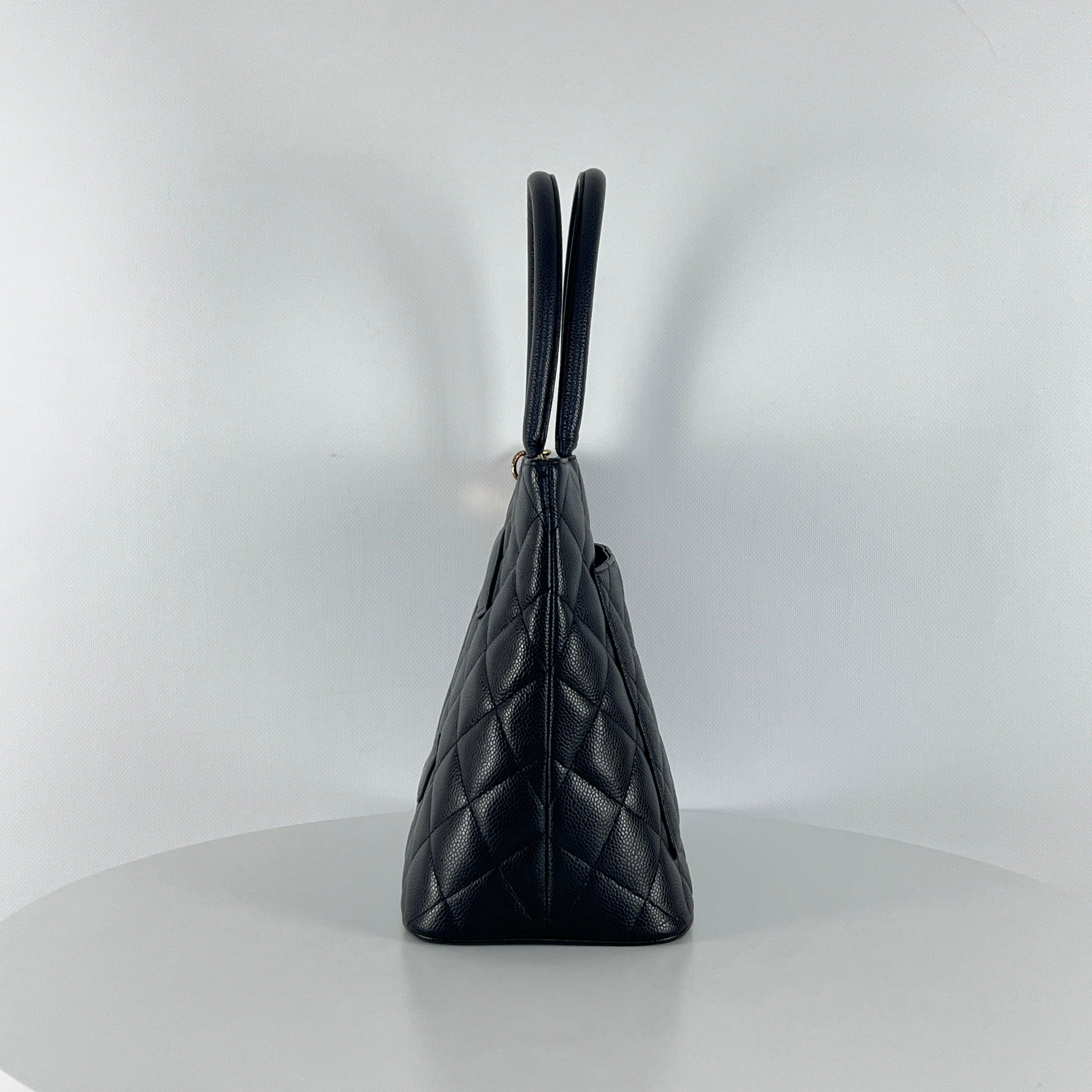 CHANEL Fourre-tout Medaillon Cuir Caviar Noir 2005-2006 en vente 3