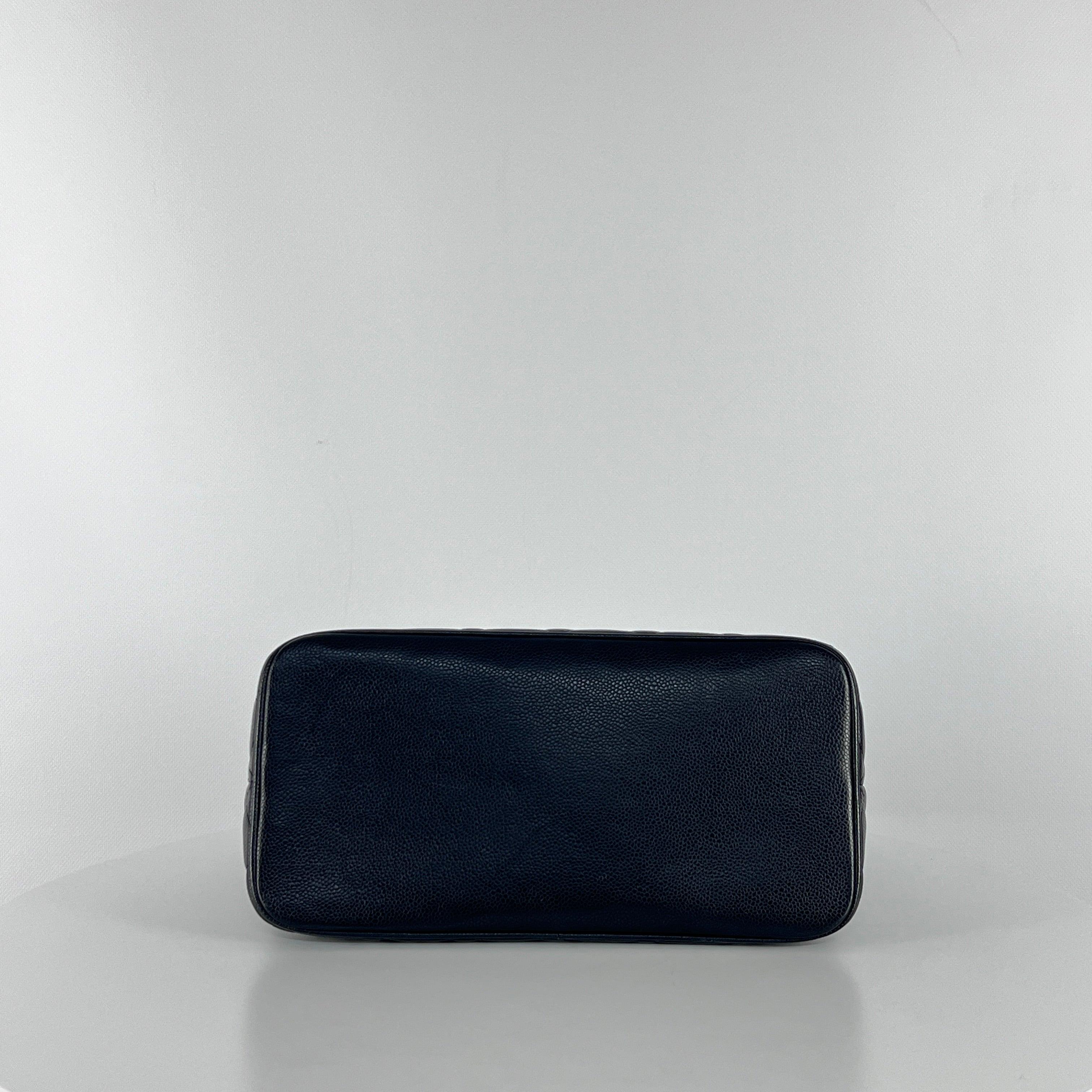 CHANEL Fourre-tout Medaillon Cuir Caviar Noir 2005-2006 en vente 4