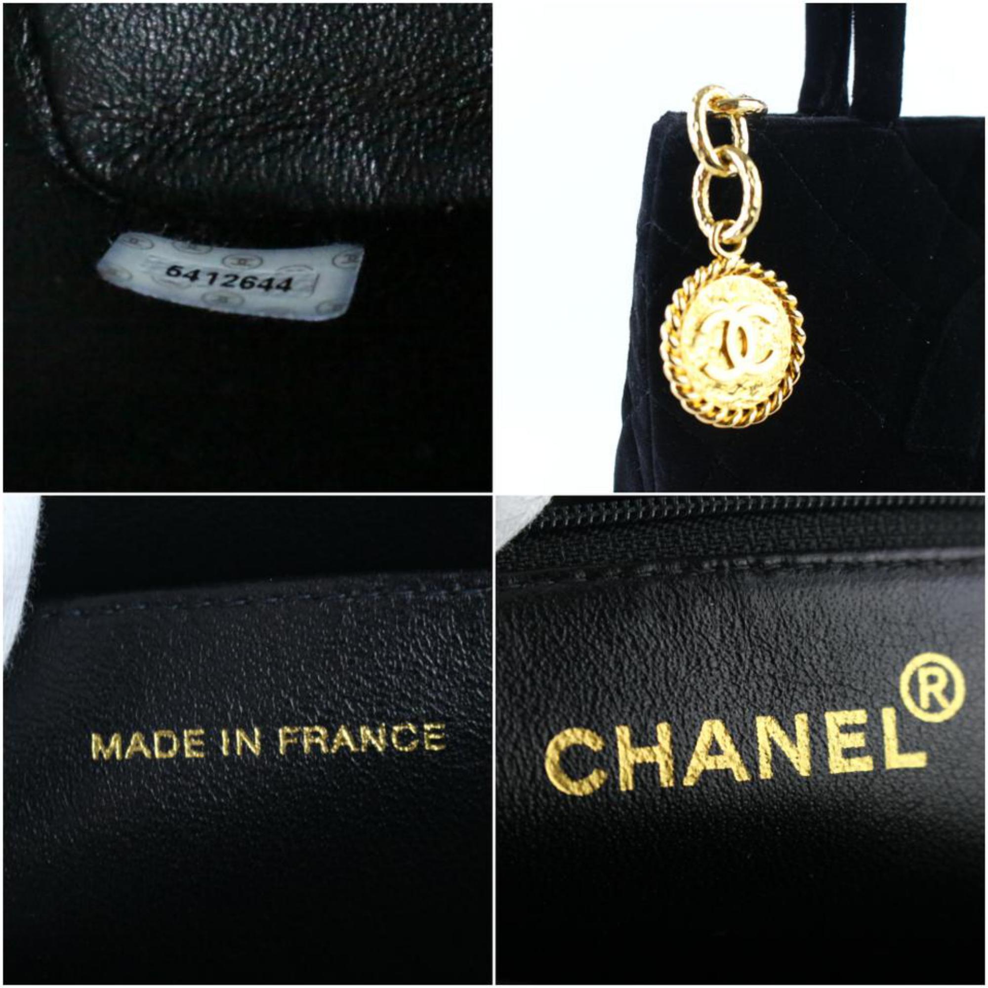 Chanel Medallion 220732 Black Quilted Velour Tote In Excellent Condition For Sale In Forest Hills, NY