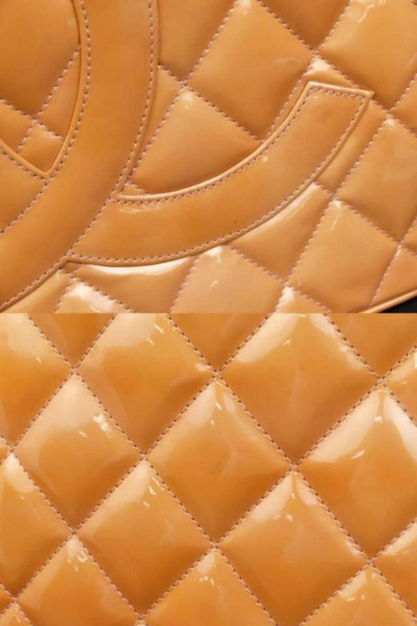 Chanel Médallion 224142 Orange Quilted Patent Leather Tote In Good Condition For Sale In Forest Hills, NY