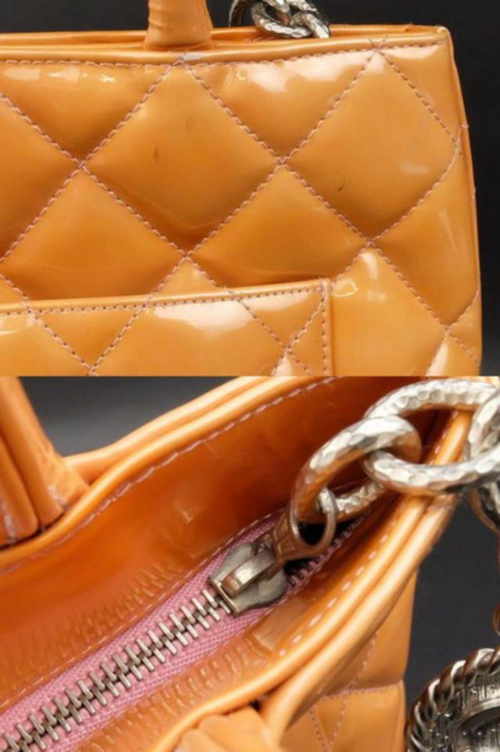Chanel Médallion 224142 Orange Quilted Patent Leather Tote For Sale 2