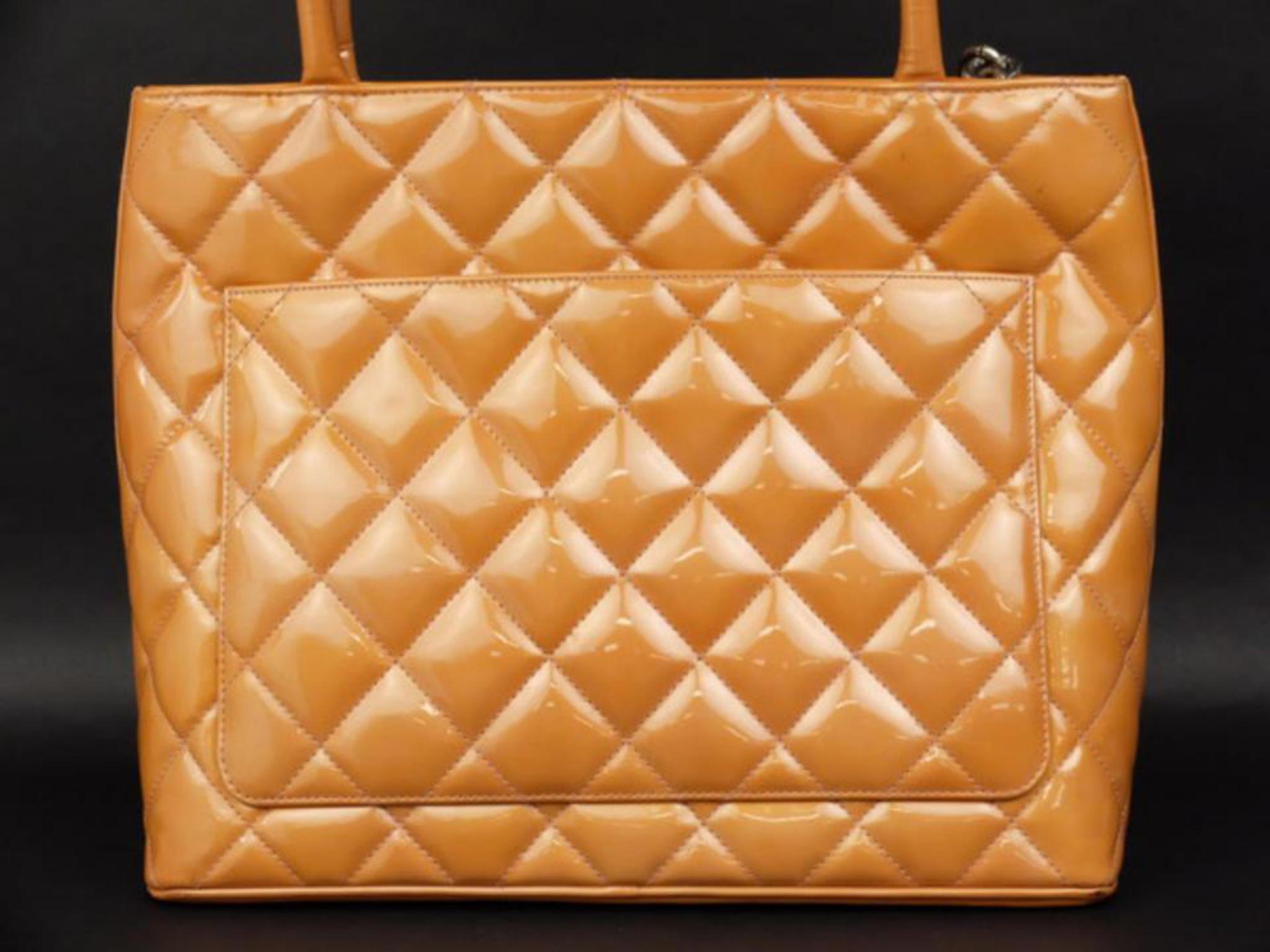 Chanel Médallion 224142 Orange Quilted Patent Leather Tote For Sale 3