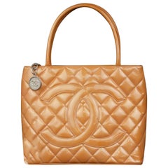 Chanel Médallion 224142 Orange Quilted Patent Leather Tote