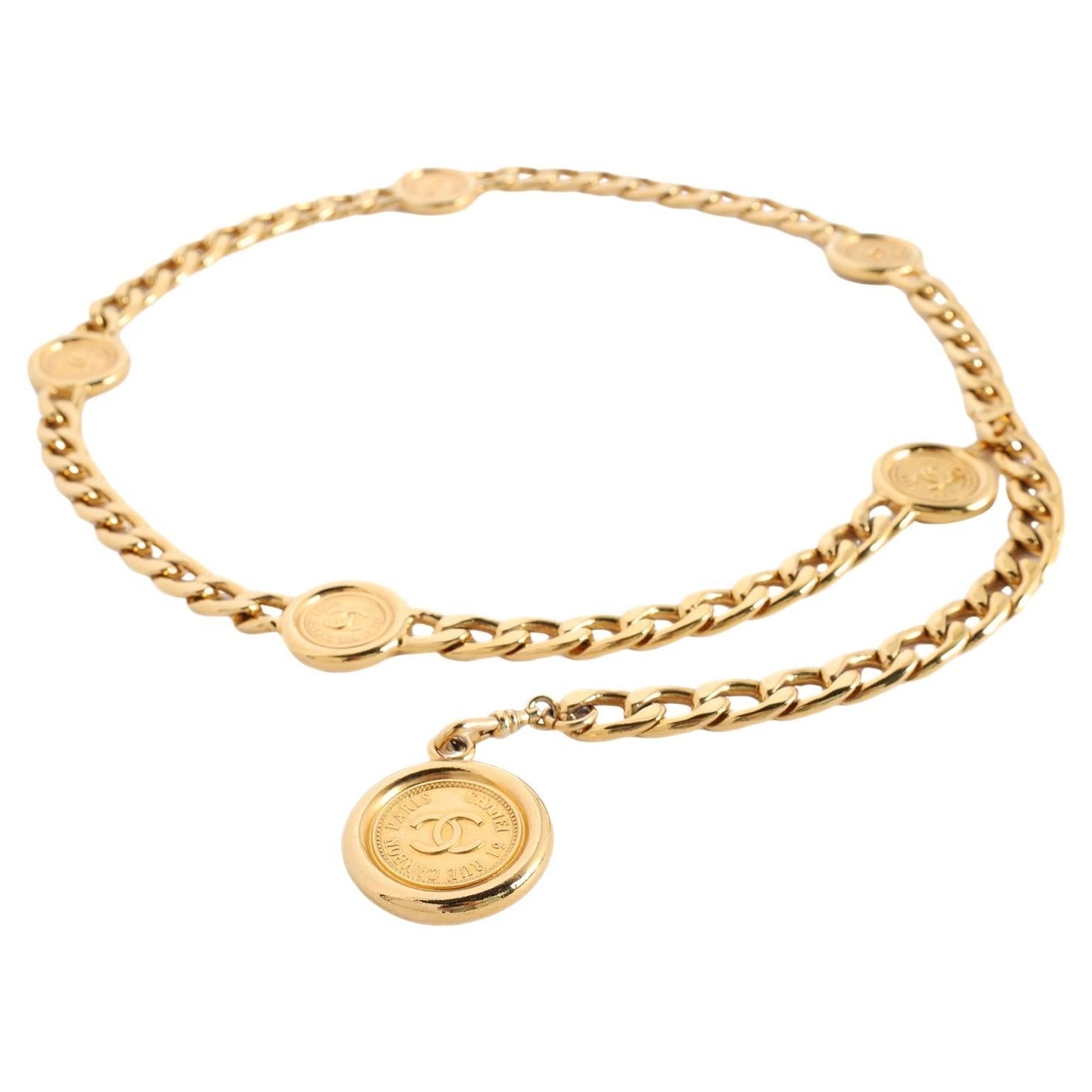 Authentischer Chanel Goldmedaillon-Gliedergürtel. Sie besteht aus einem polierten Goldton, einem Kettenglied, Chanel-Medaillons und einem Hakenverschluss.

31,0 Zoll in der Länge mit Haken, um Ihre Taille zu passen. 

Gezeichnet: Chanel CC