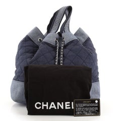 Chanel Chanel Medaillon Charm Rucksack aus gestepptem Denim