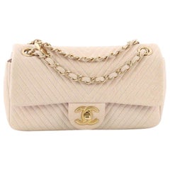 Chanel Sac à rabat à breloques en cuir d
agneau froissé Chevron Petit