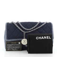 Chanel Medaillon Grafik Klappe Tasche gesteppt Denim Medium