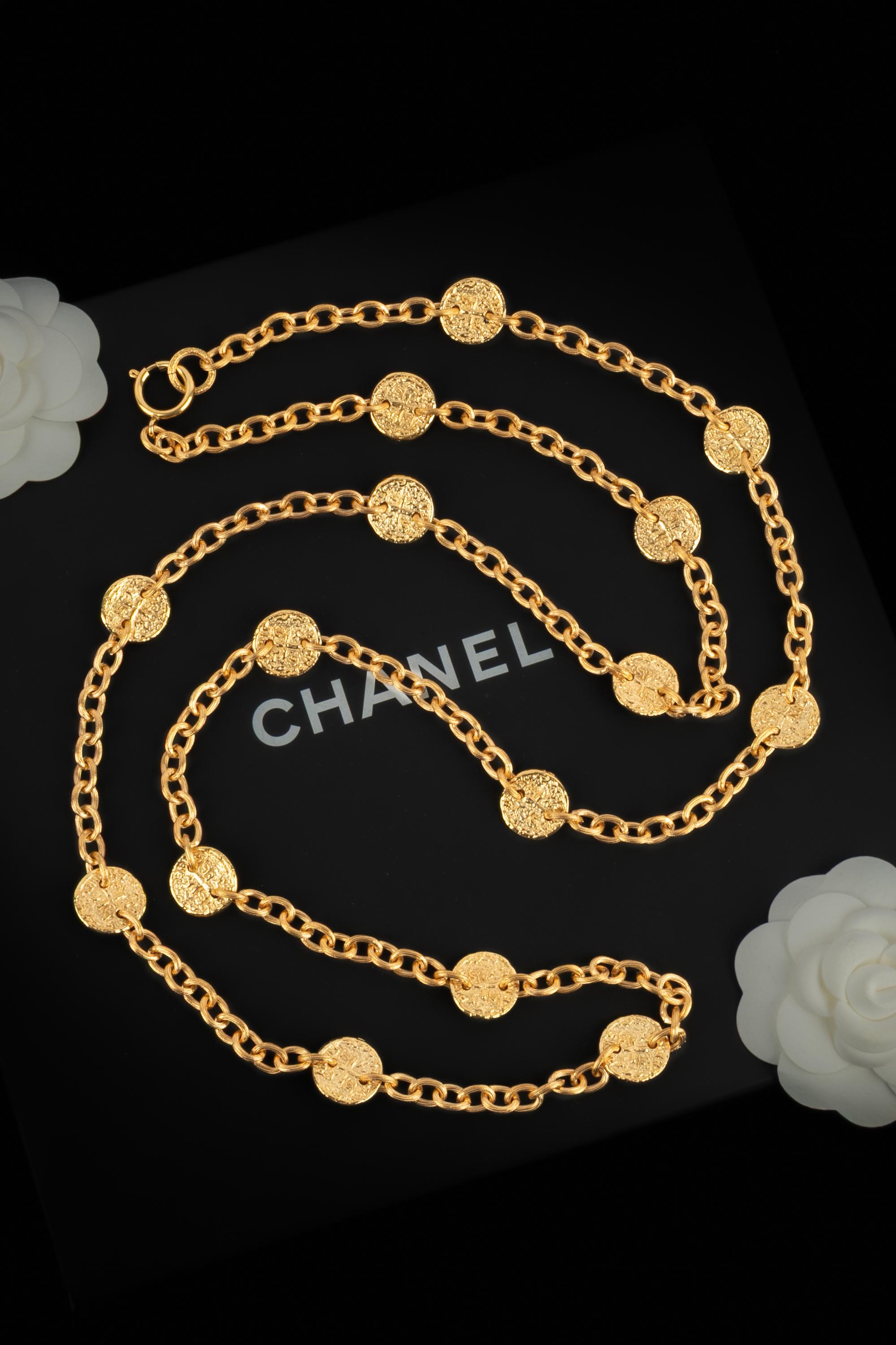 CHANEL - (Made in France) Long golden metal necklace with medallions. 1993 Fall-Winter Collection under the artistic direction of Karl Lagerfeld.

Condition:
Very good condition

Dimensions:
Length: 135 cm

SKU:CB235
