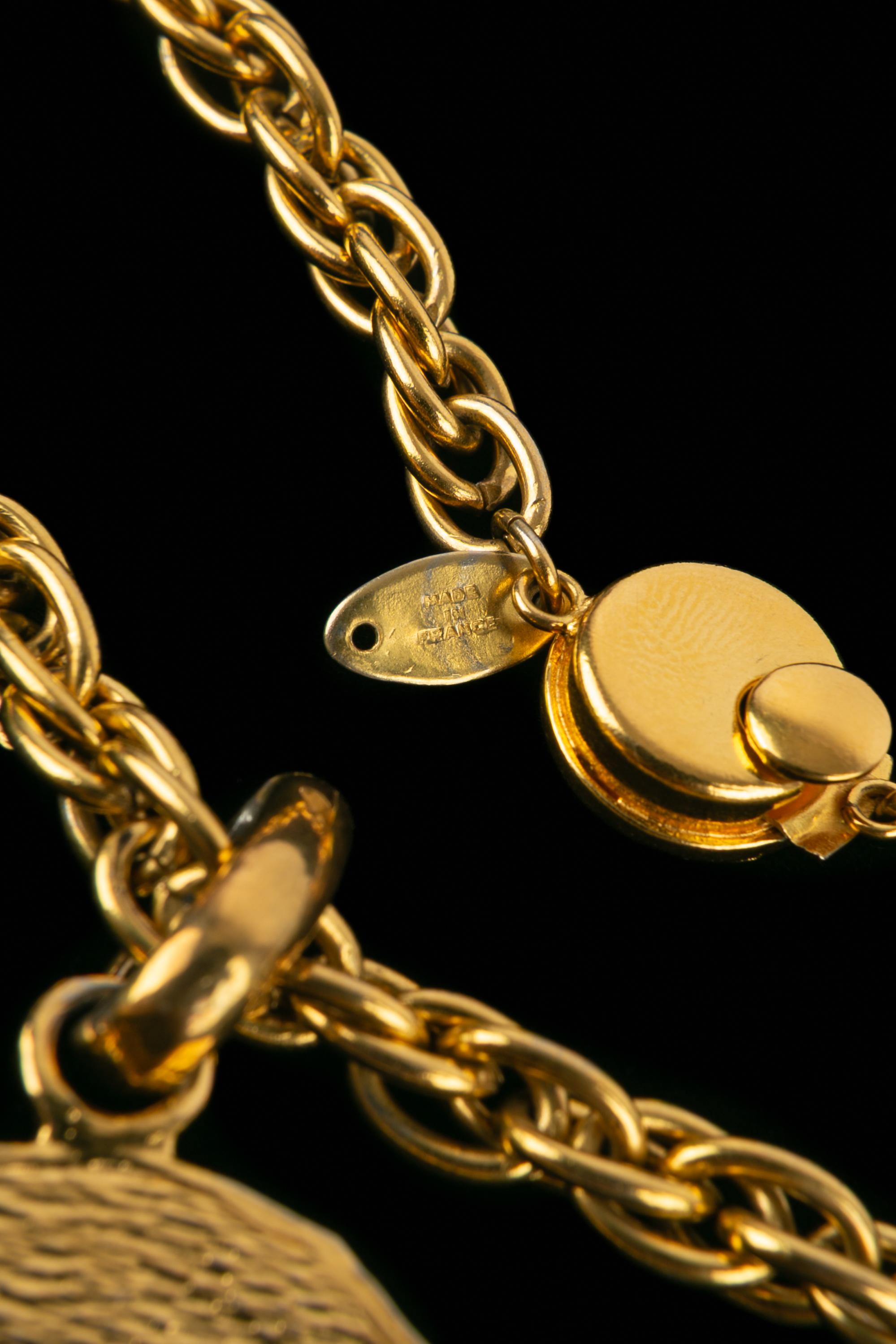 Chanel medallion necklace For Sale 4