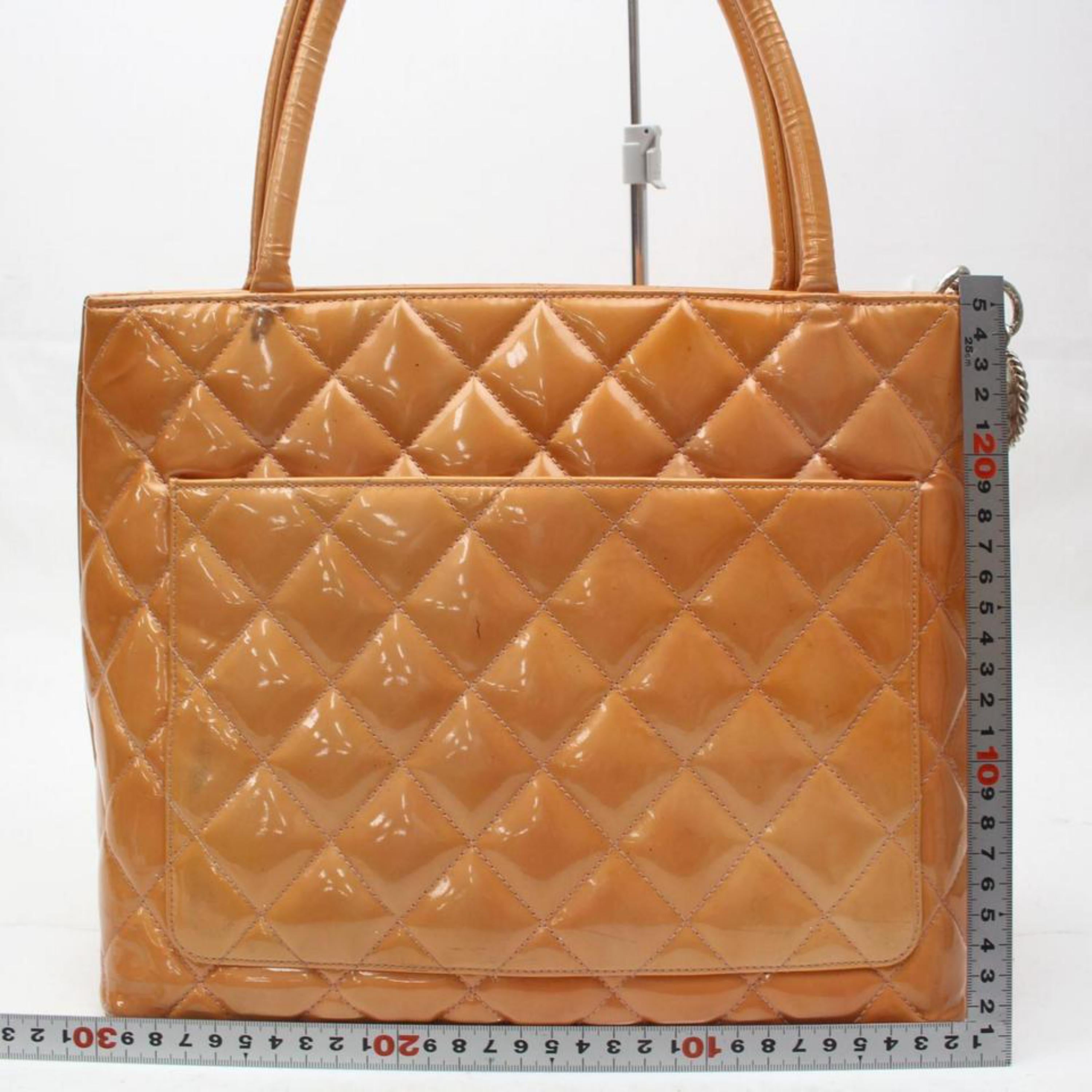 Chanel Médallion Quilted 865738 Orange Patent Leather Tote For Sale 3