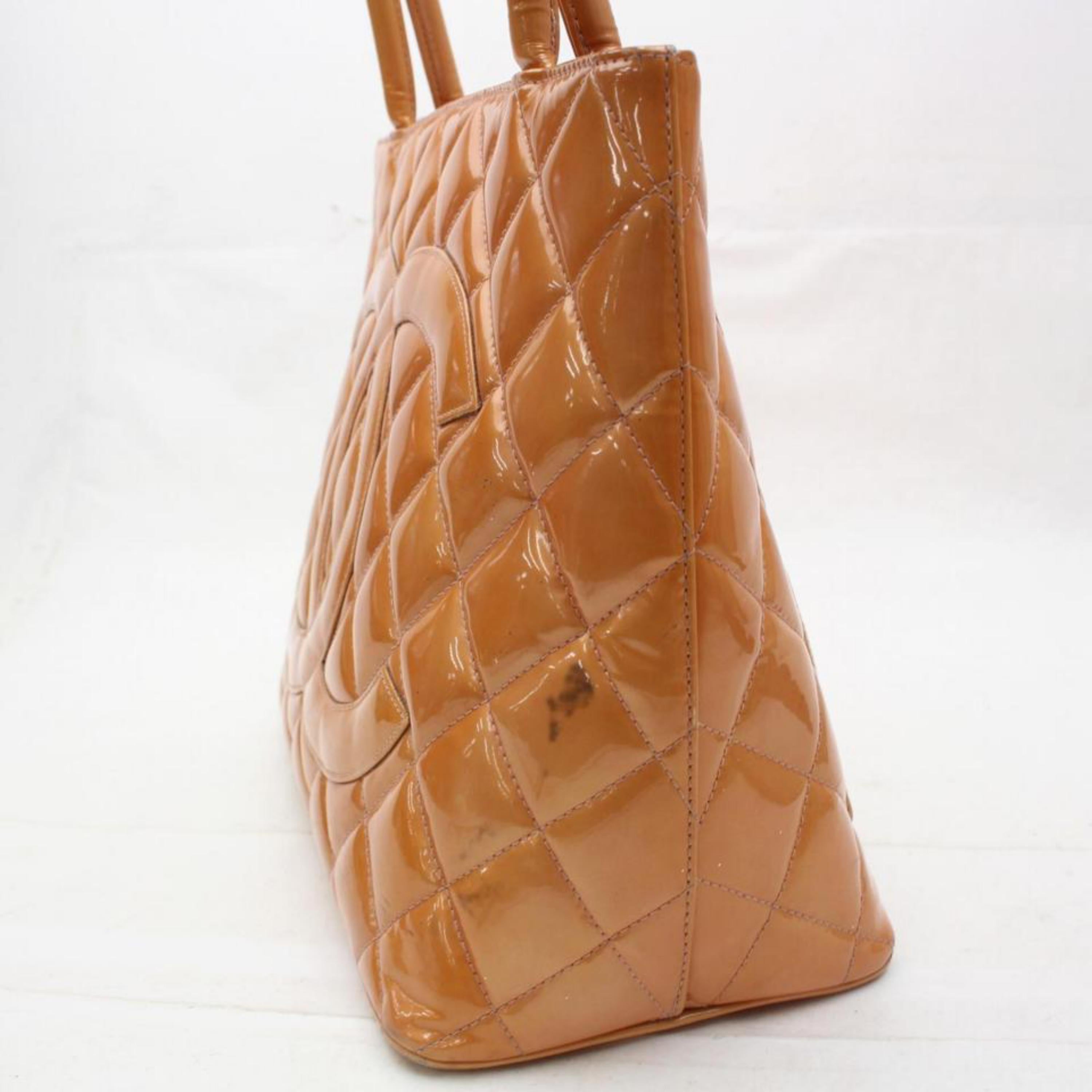 Chanel Médallion Quilted 865738 Orange Patent Leather Tote For Sale 4