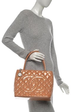 Chanel Médallion Quilted 865738 Orange Patent Leather Tote