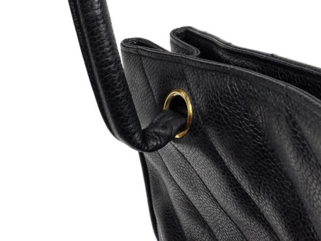 Chanel Médallion Quilted Chevron Tote 216071 Black Leather Shoulder Bag For Sale 6