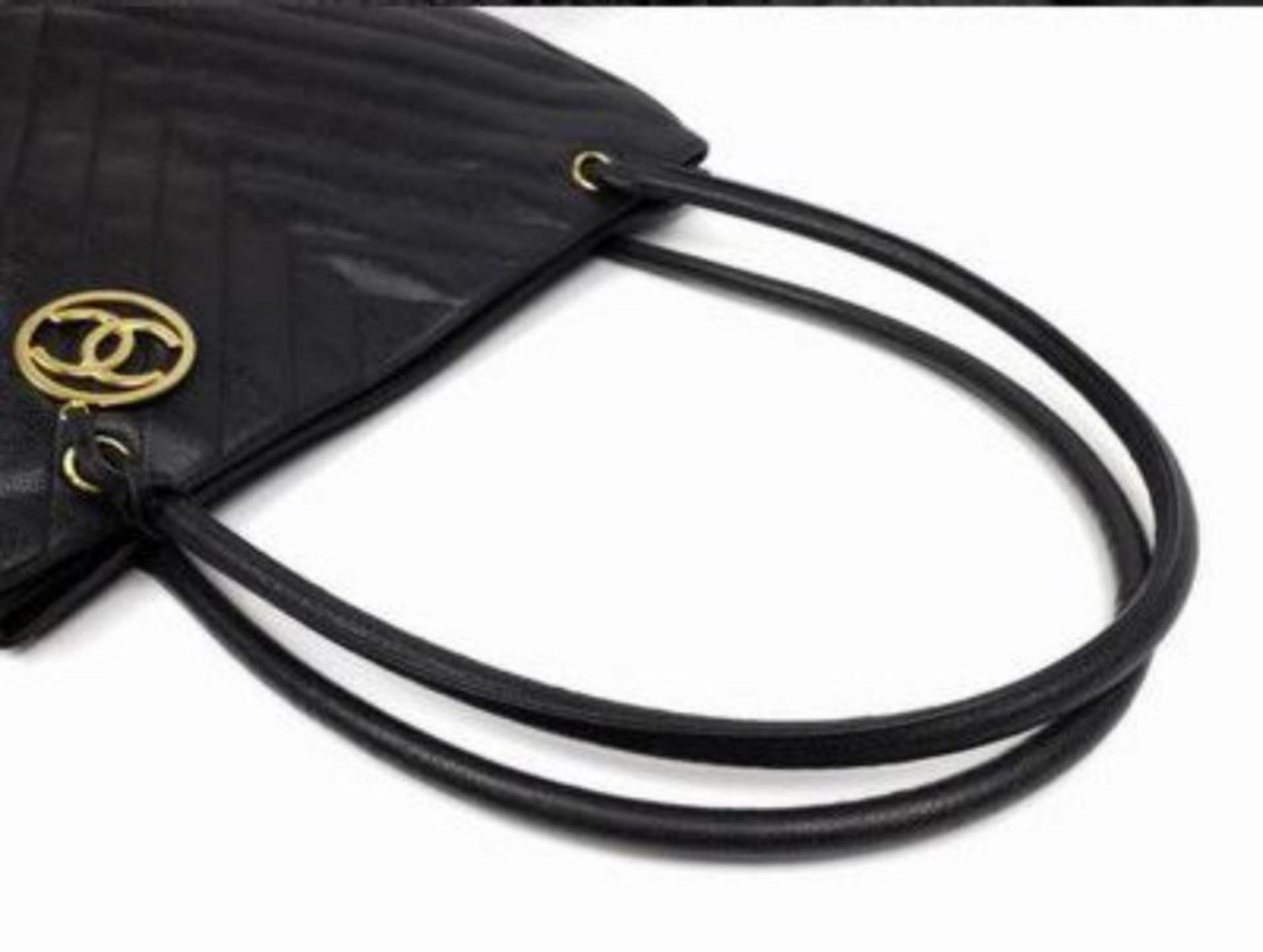 Chanel Médallion Quilted Chevron Tote 216071 Black Leather Shoulder Bag For Sale 7