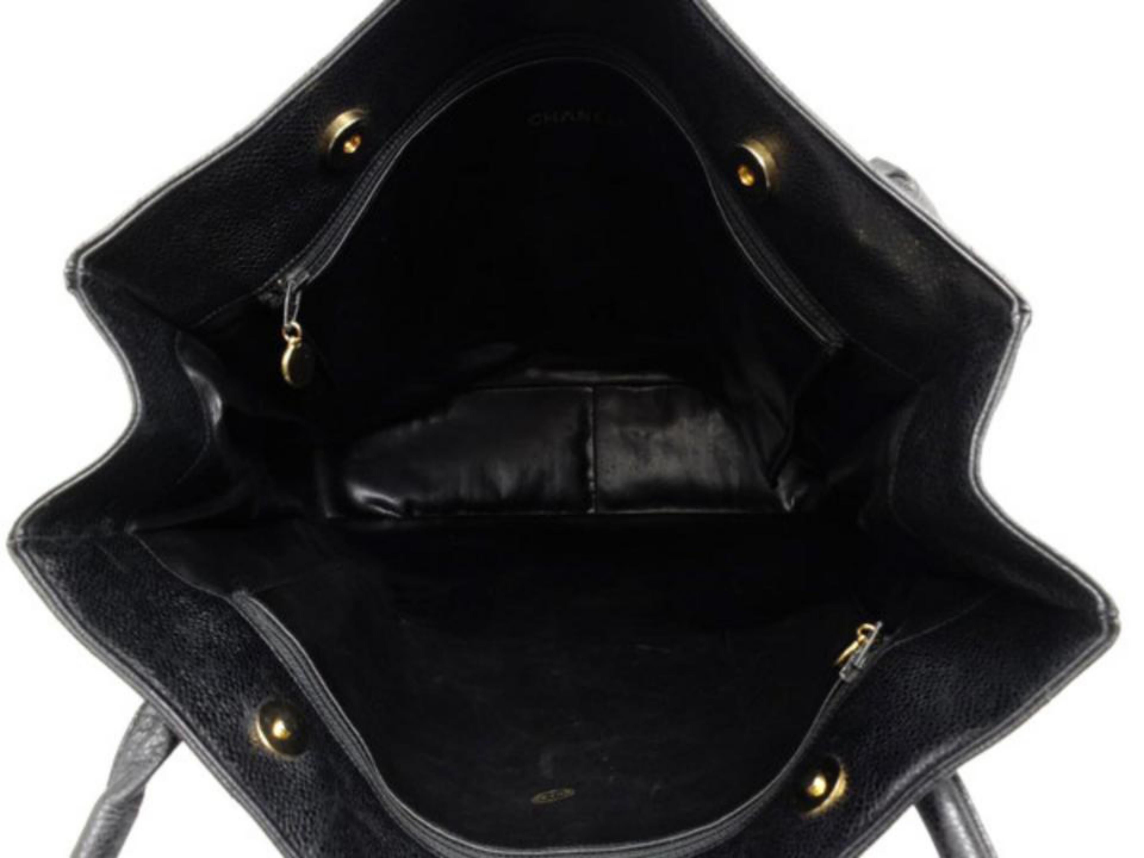 Chanel Médallion Quilted Chevron Tote 216071 Black Leather Shoulder Bag For Sale 8