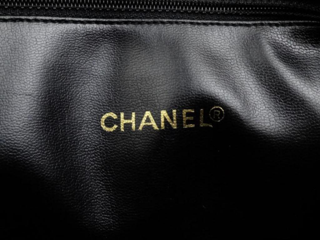 Women's Chanel Médallion Quilted Chevron Tote 216071 Black Leather Shoulder Bag For Sale