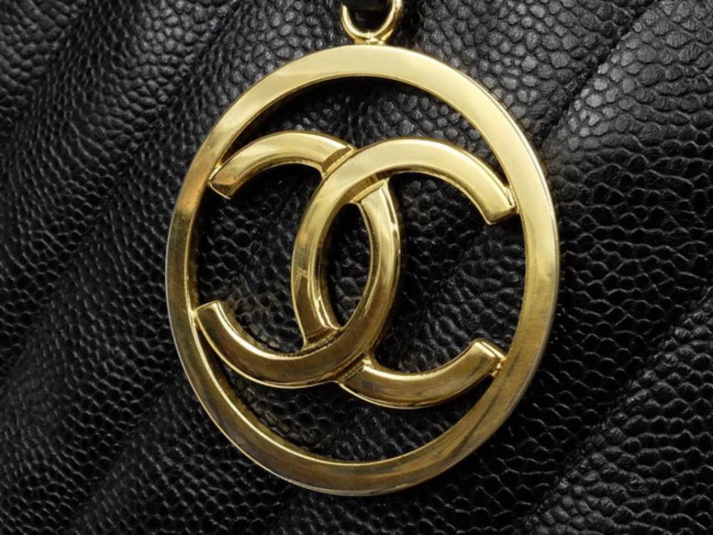 Chanel Médallion Quilted Chevron Tote 216071 Black Leather Shoulder Bag For Sale 1