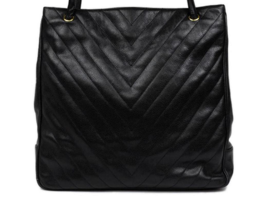 Chanel Médallion Quilted Chevron Tote 216071 Black Leather Shoulder Bag For Sale 2