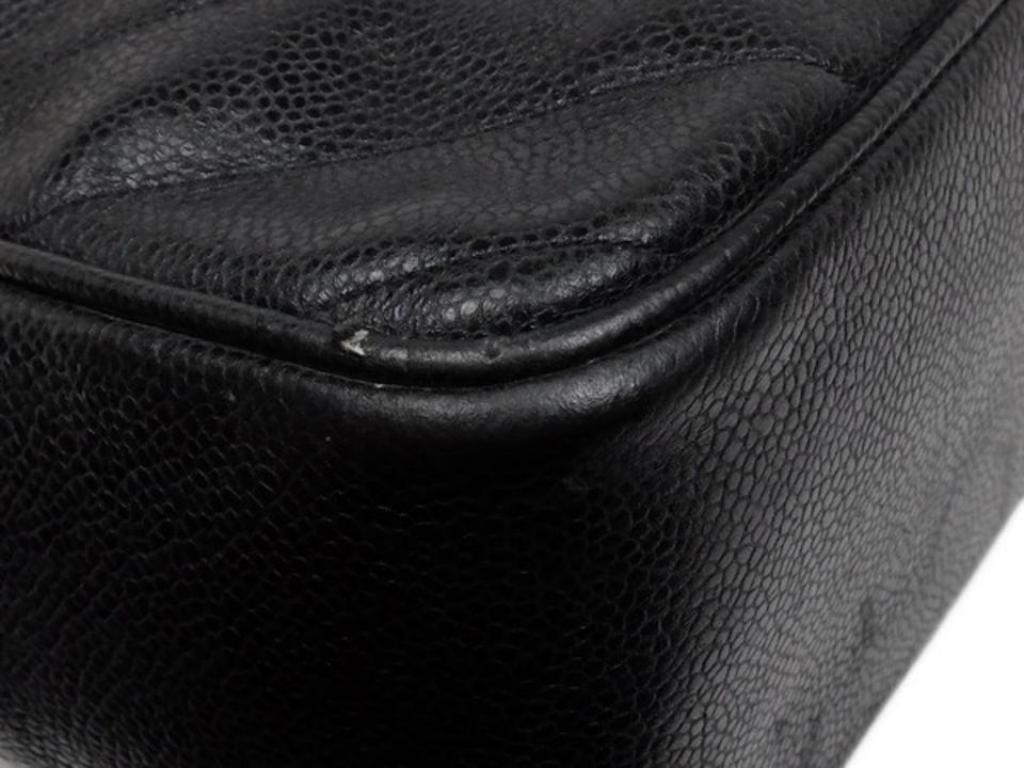 Chanel Médallion Quilted Chevron Tote 216071 Black Leather Shoulder Bag For Sale 3