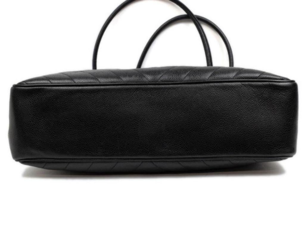 Chanel Médallion Quilted Chevron Tote 216071 Black Leather Shoulder Bag For Sale 4